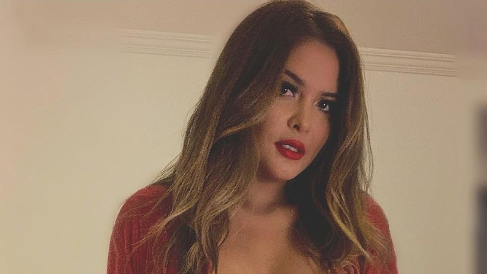 Geisy Arruda posa só de lingerie e dá recado aos seus seguidores