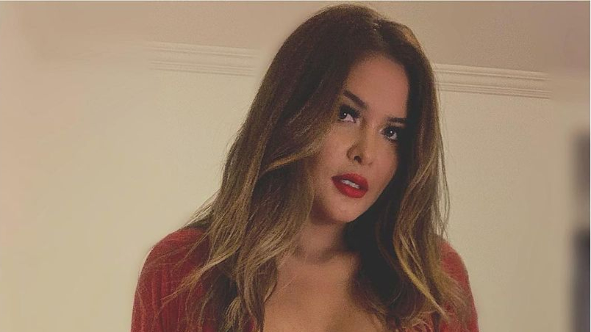 Temperatura quente! Geisy Arruda posa com conjunto de lingerie vermelha e abaixa parte da calcinha