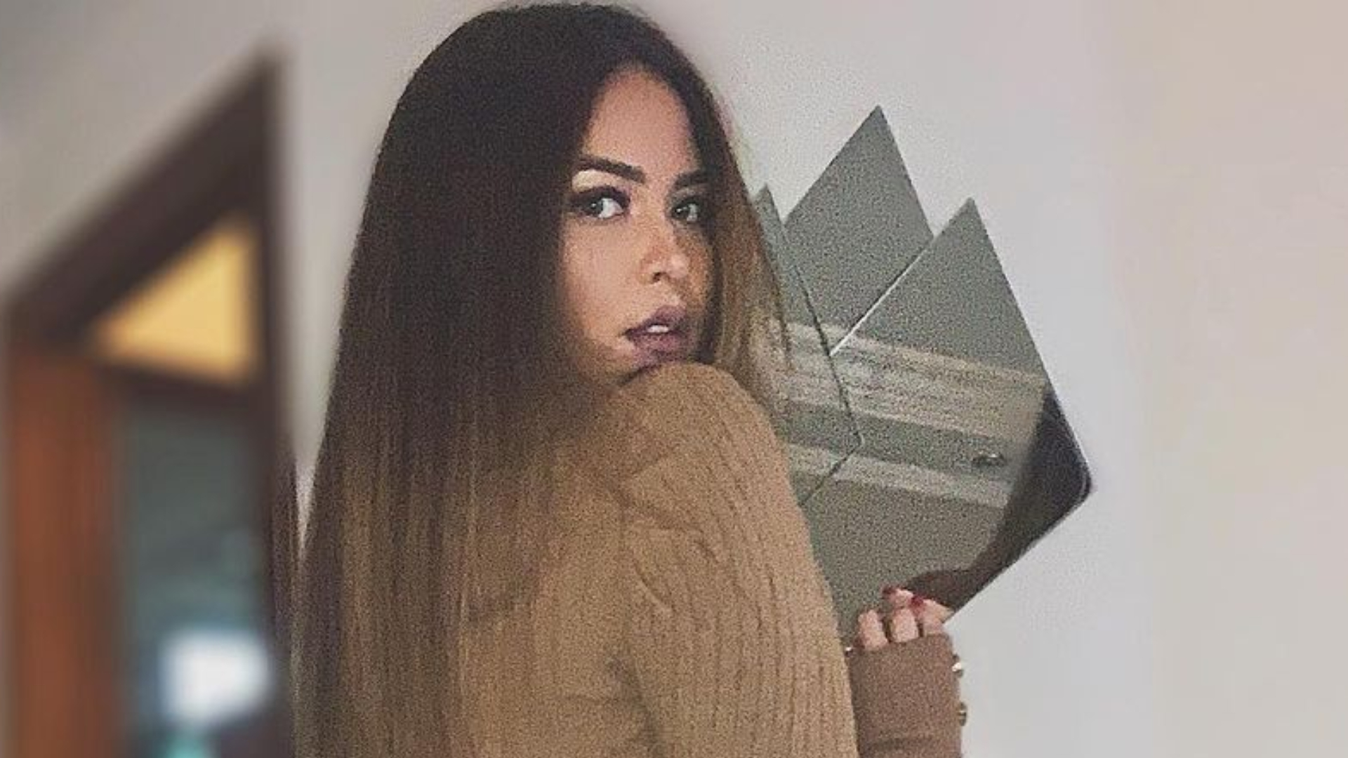 De costas, Geisy Arruda “dá abaixada” estratégica na calcinha e mostra detalhes da comemoração de seu aniversário