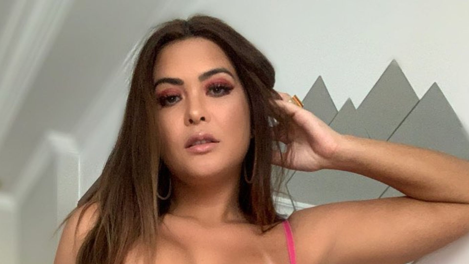 De lingerie e coroa, Geisy Arruda rebola e faz mistério sobre novidade