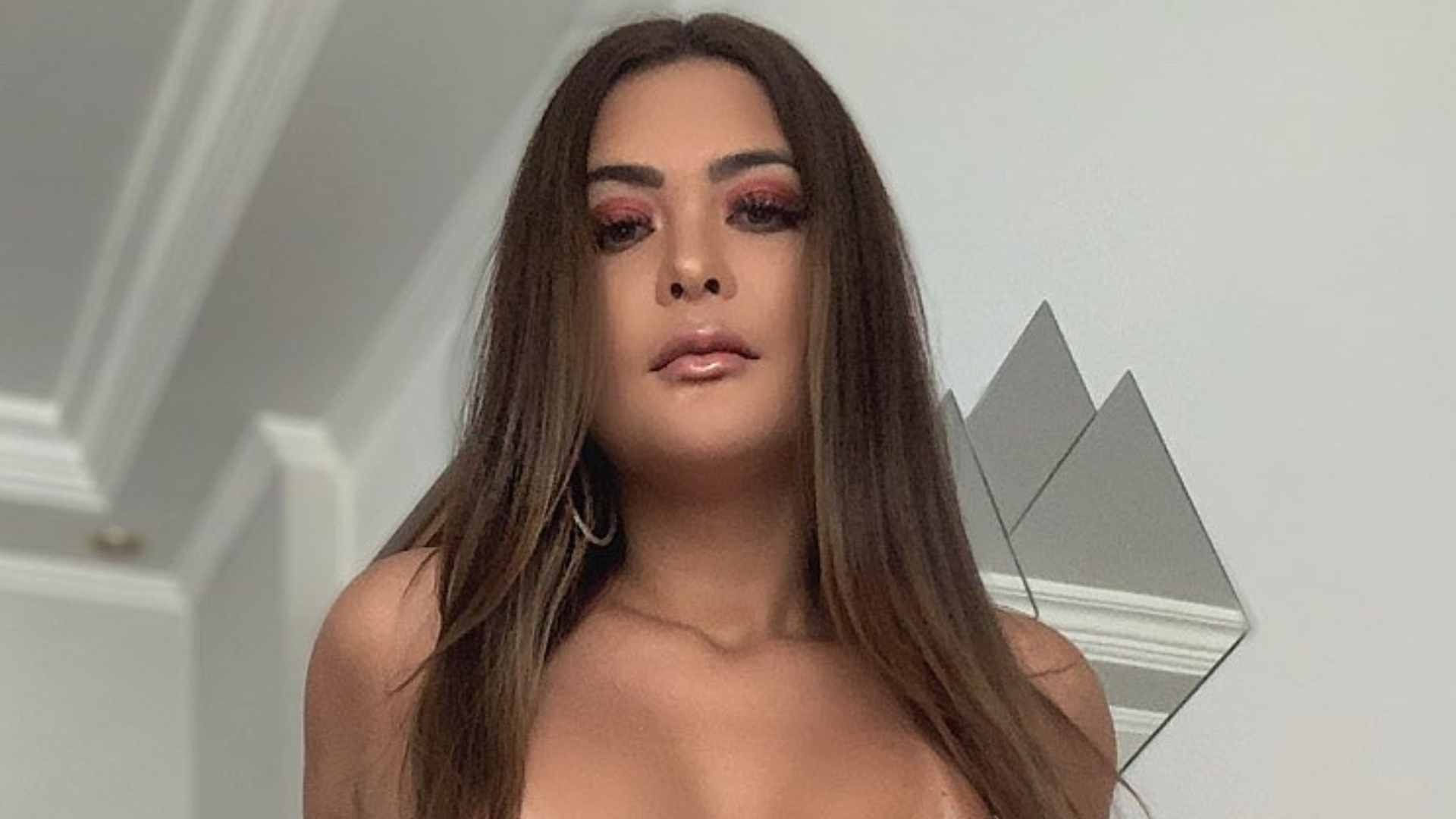 Com biquíni fio-dental, Geisy Arruda coloca bumbum para jogo e eleva temperatura de rede social