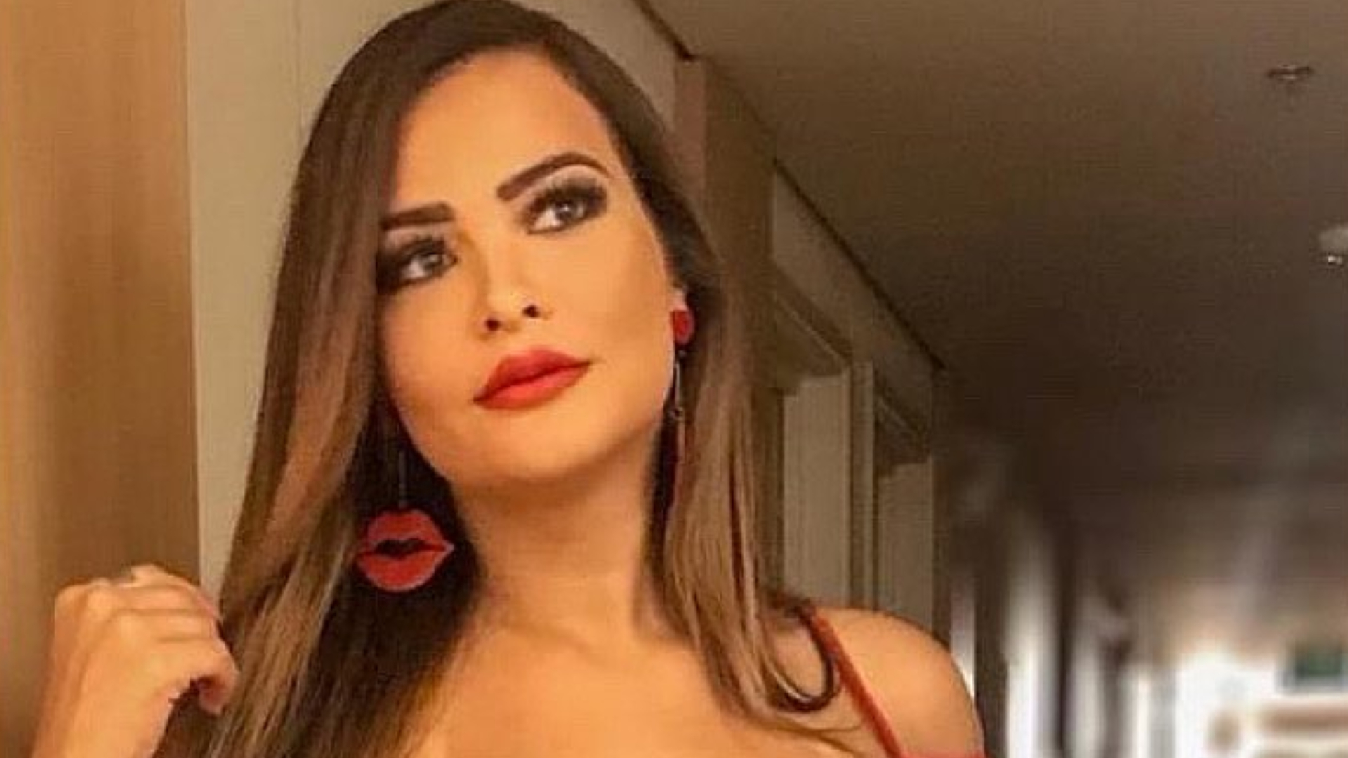 Misteriosa! Geisy Arruda veste lingerie vermelha com decote cavadíssimo
