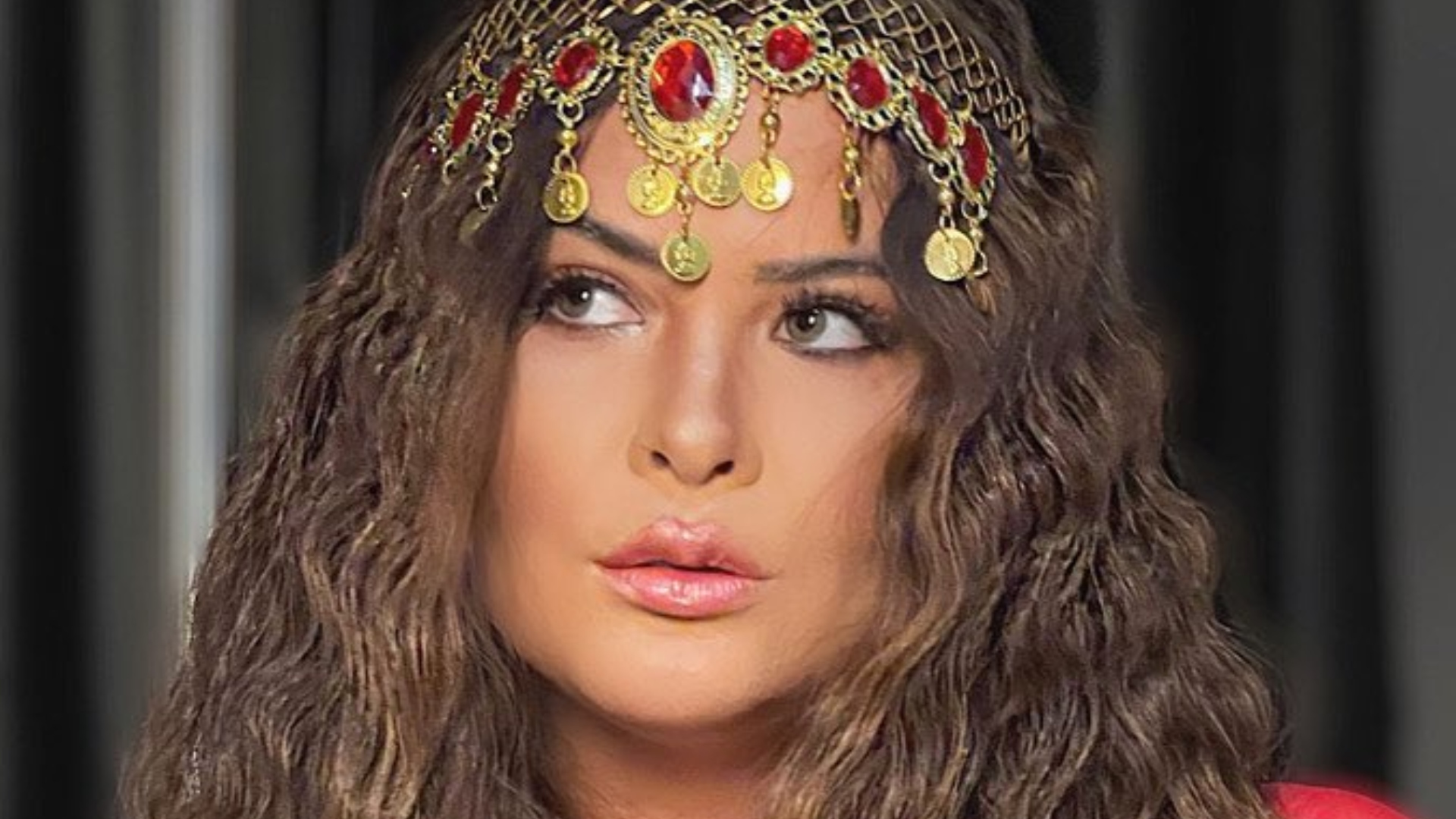 Geisy Arruda posa com lingerie branca e faz questionamento picante