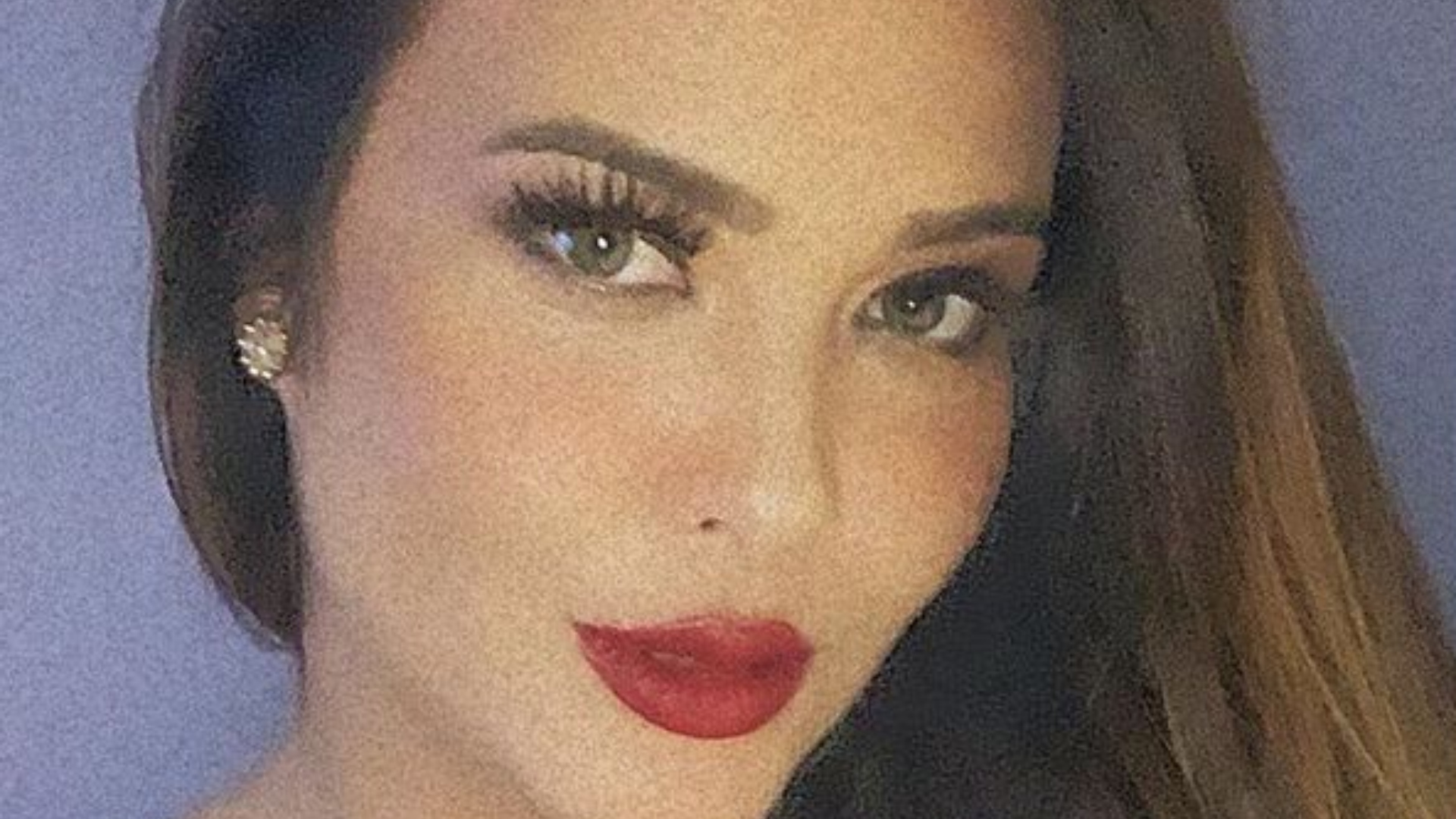 UAU! De maiô vermelho cavado, Geisy Arruda ‘dá close’ no bumbum e deixa tatuagem à mostra