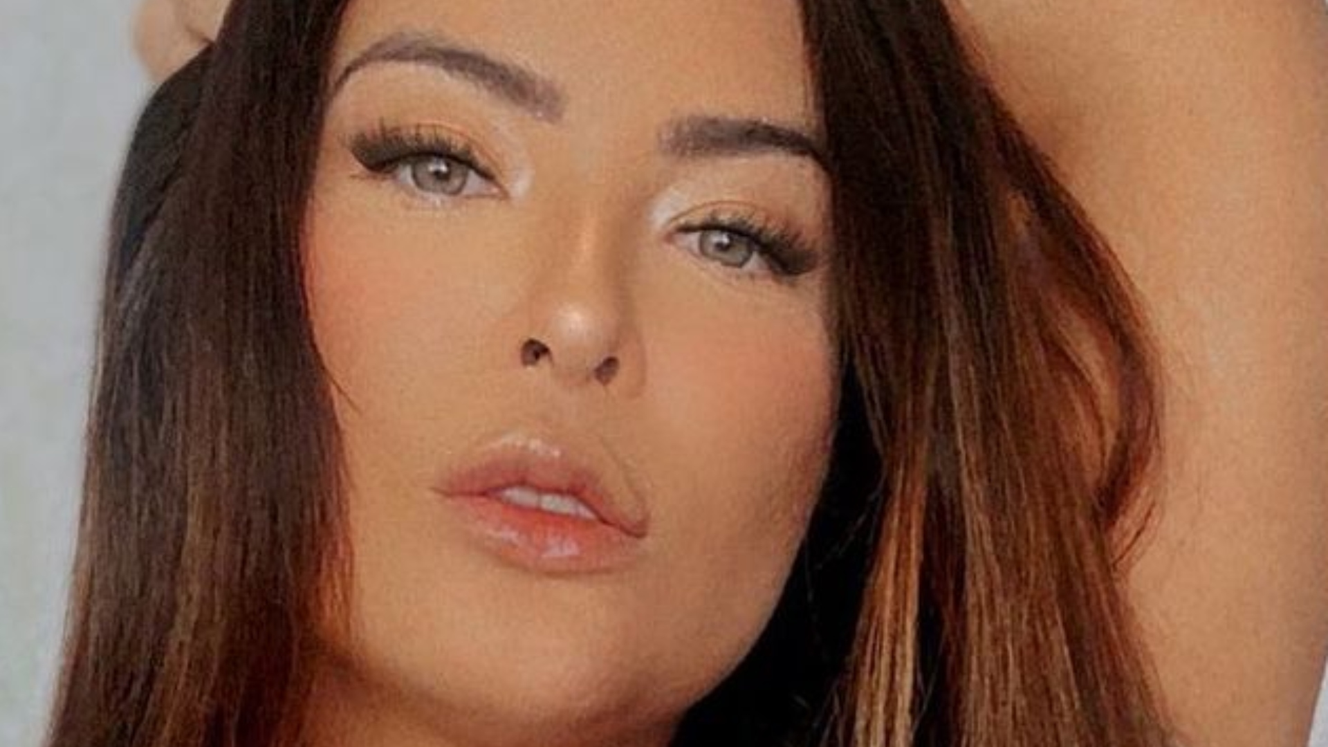 Geisy Arruda dá ‘abaixada estratégica’ em biquíni e sensualiza ao mostrar corpo bronzeado