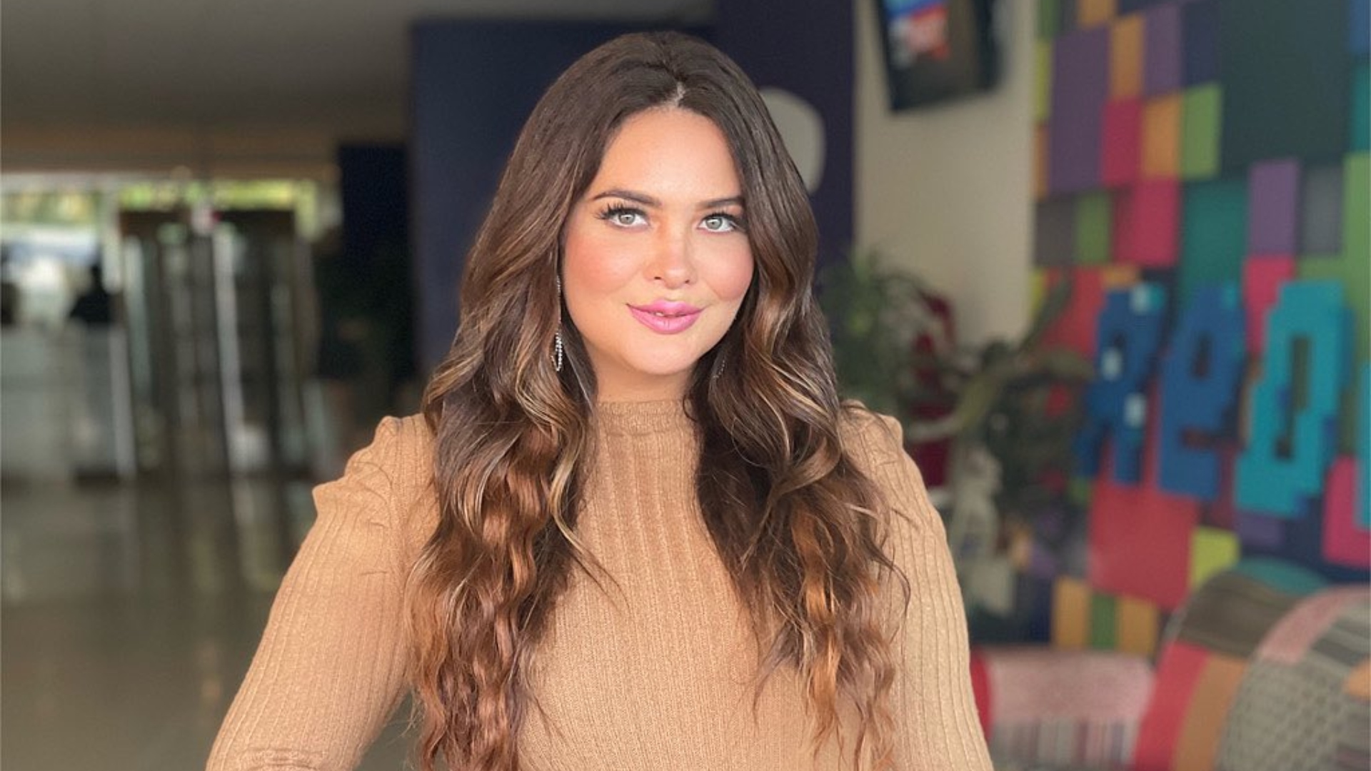 Geisy Arruda exibe curvas desenhadas com lingerie vermelha ousada