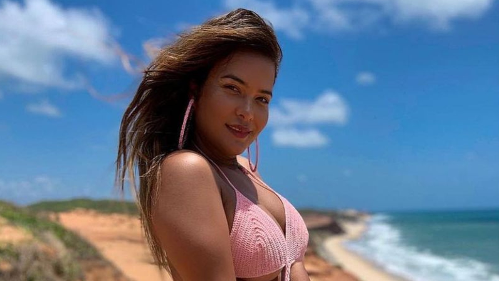 Geisy Arruda eleva temperatura com conjunto sensual de lingerie