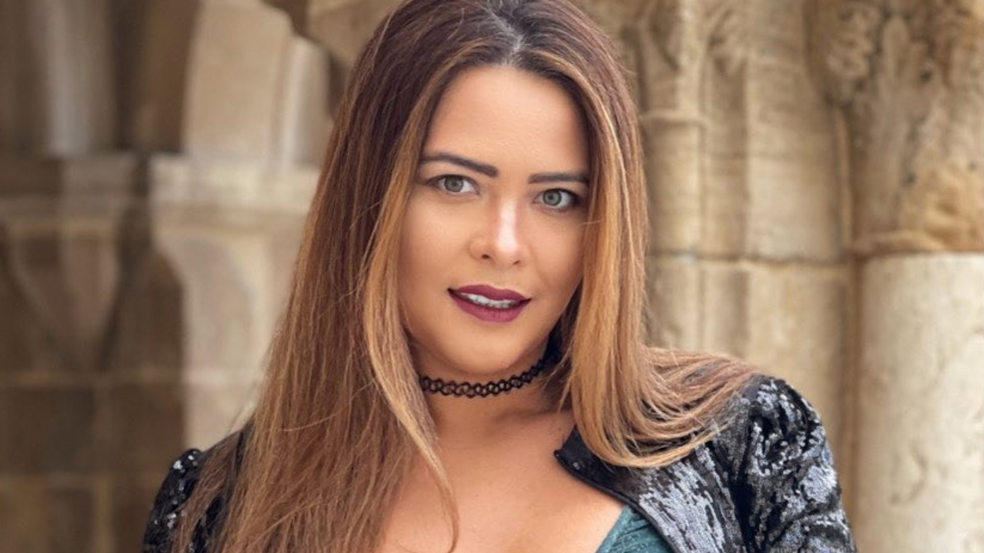 Geisy Arruda posa mascarada e com calcinha fio-dental transparente
