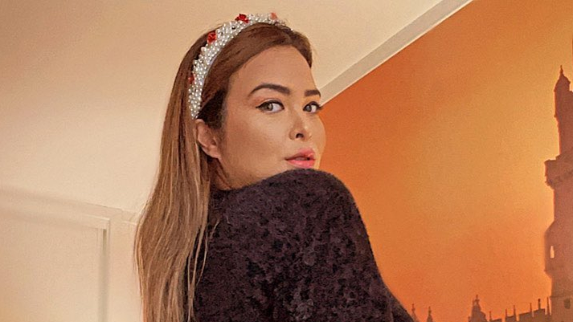 Geisy Arruda vira de costas e mostra demais