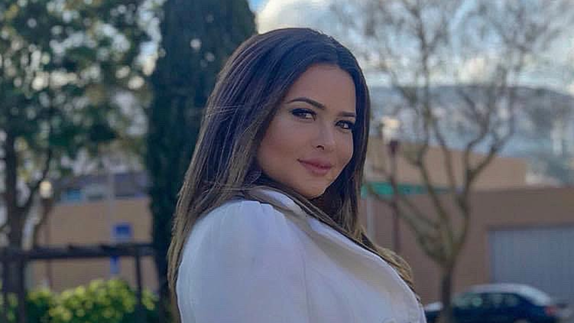Geisy Arruda exibe detalhes de decote caprichado