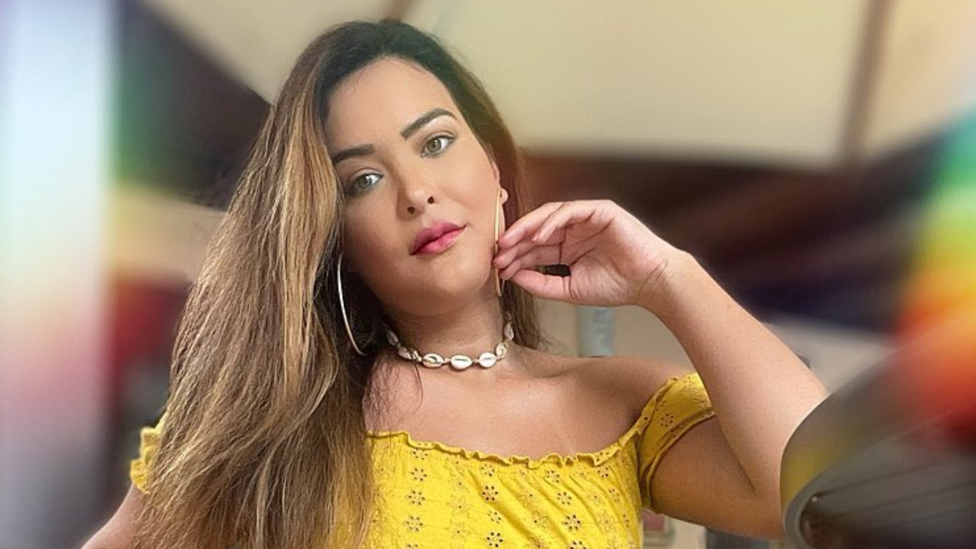 Geisy Arruda posa ajoelhada com biquíni colorido e ostenta curvas exuberantes
