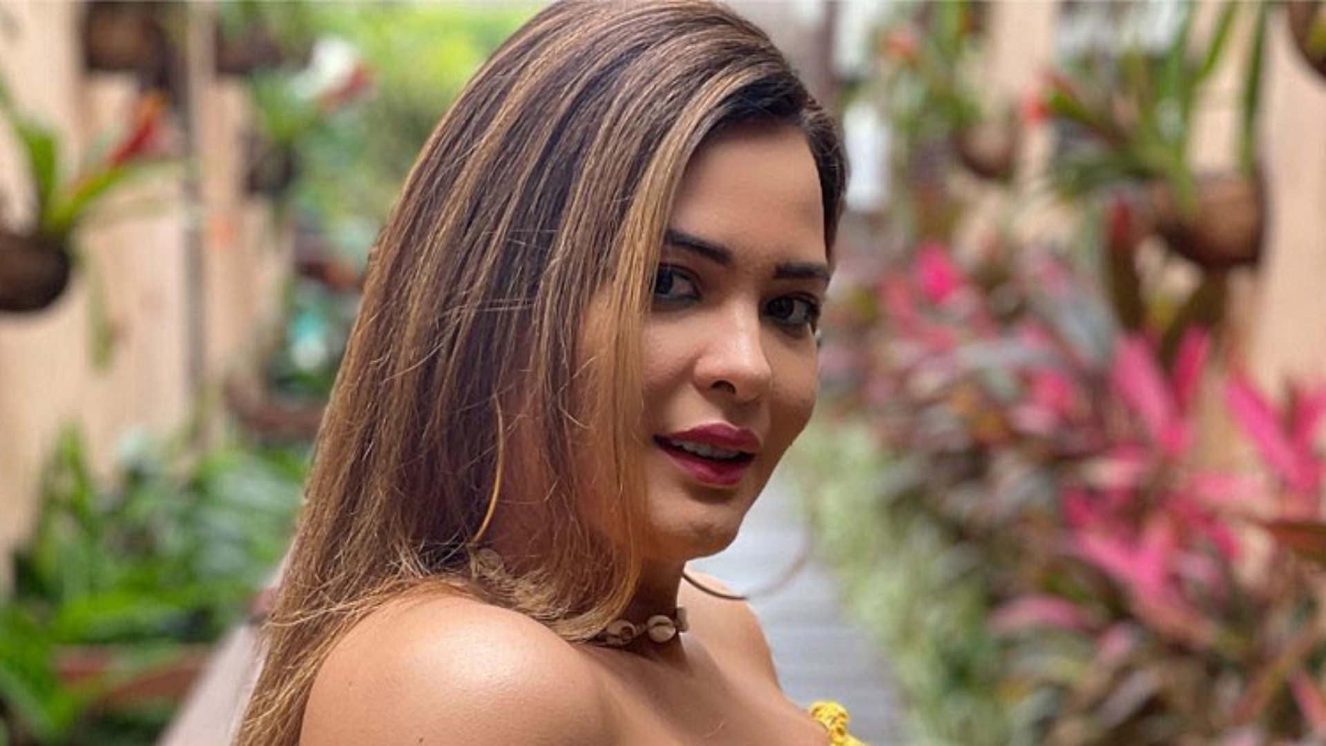 Geisy Arruda rebola de costas para câmera e exibe bumbum empinado