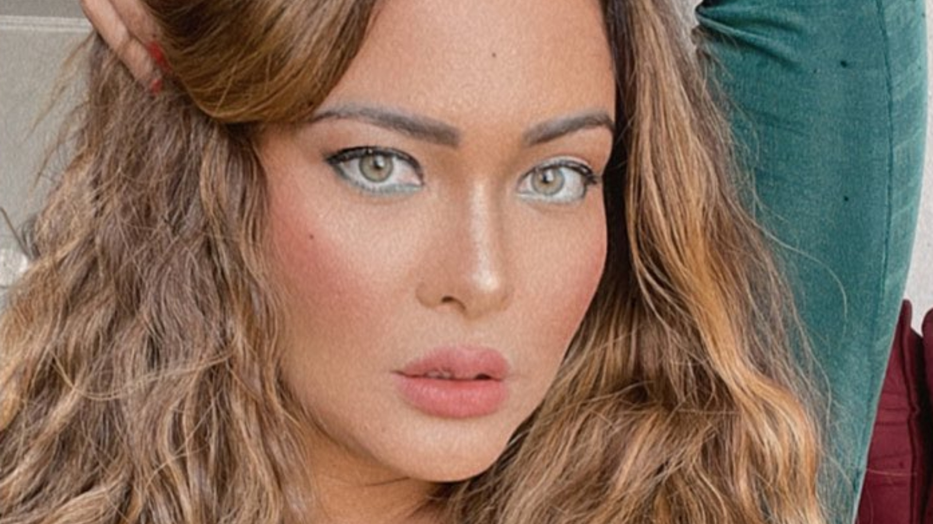 Geisy Arruda aposta em maiô cavadíssimo e quase mostra demais