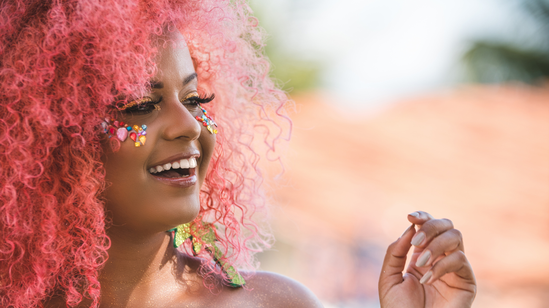 Glitter estraga o cabelo? Confira 3 dicas de como se divertir muito no Carnaval sem prejudicar os fios