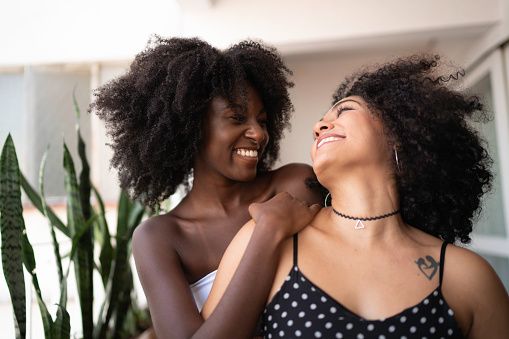 Orgulho Lésbico: Podcasts que tratam sobre a letra L da sigla LGBTQIA+