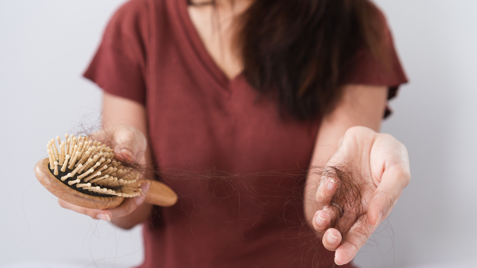 Estresse, excesso de vitamina e muito mais! Descubra 6 causas para a queda capilar