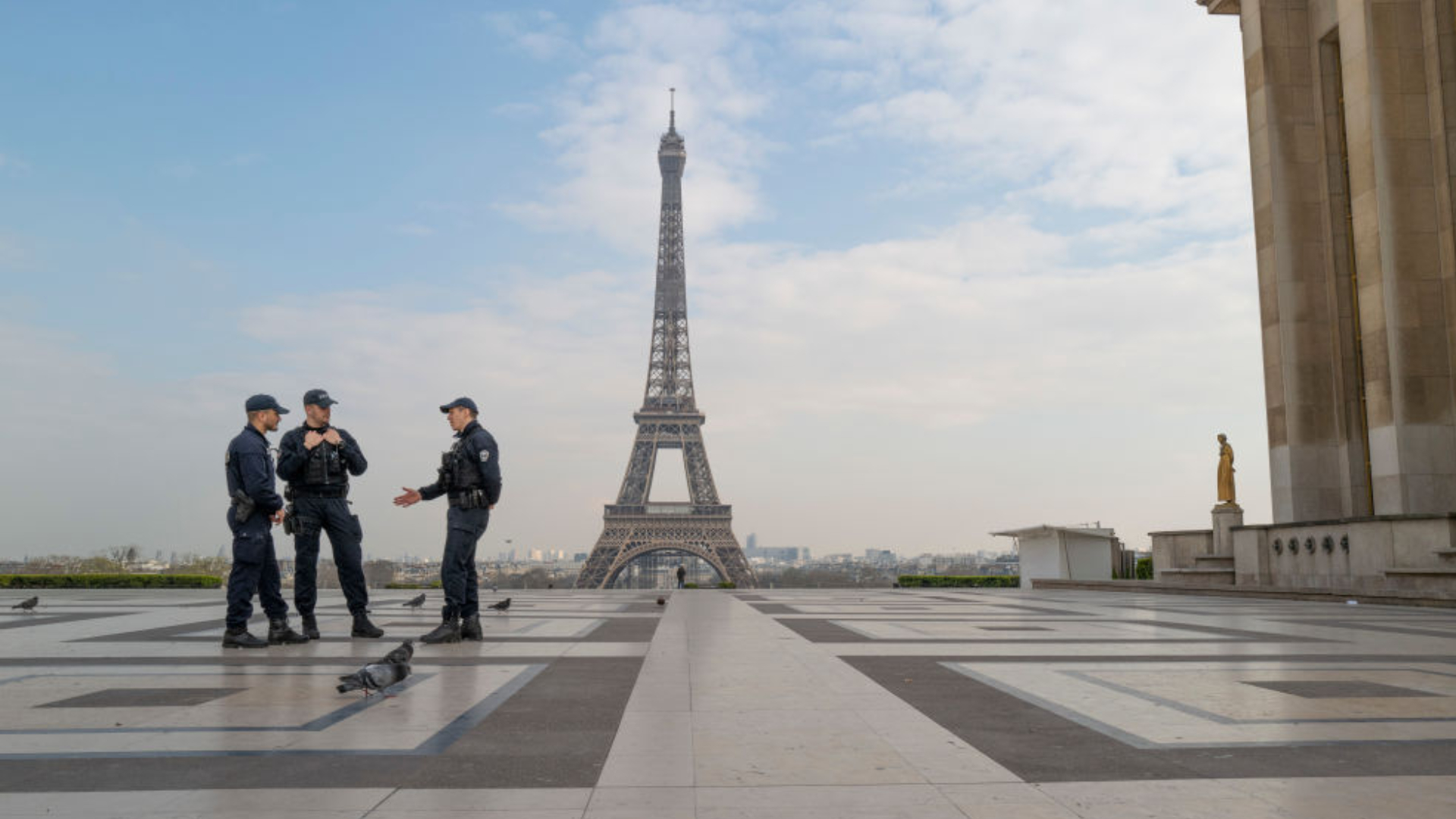 Após ameaça terrorista, Torre Eiffel, em Paris, é evacuada imediatamente; vídeo