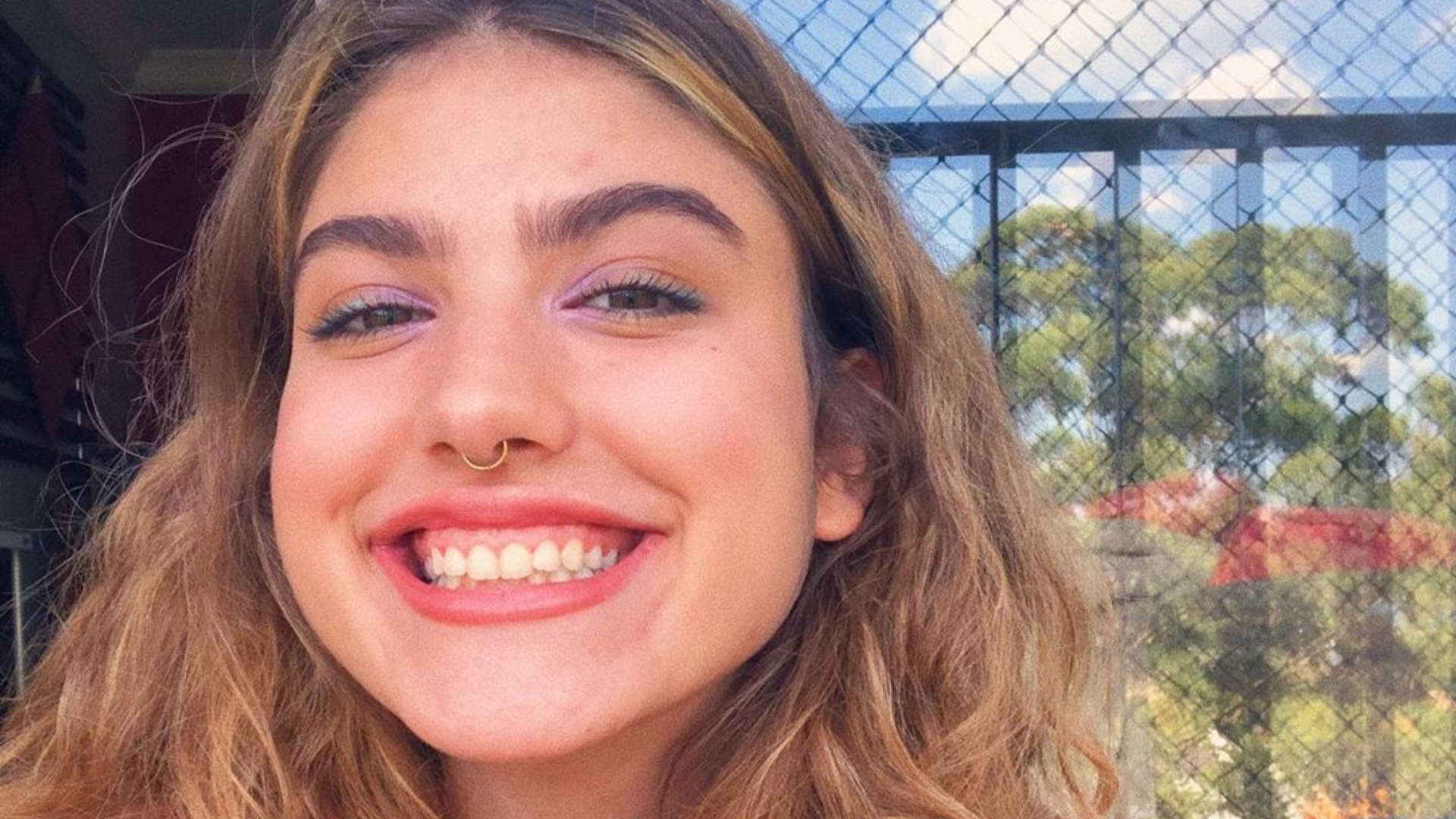 Atriz Giovanna Grigio descolore as sobrancelhas e declara: ”O surto da quarentena chegou”
