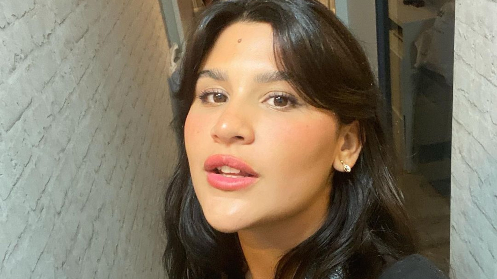Filha de Flávia Alessandra abre a camisa ao máximo e quase mostra demais