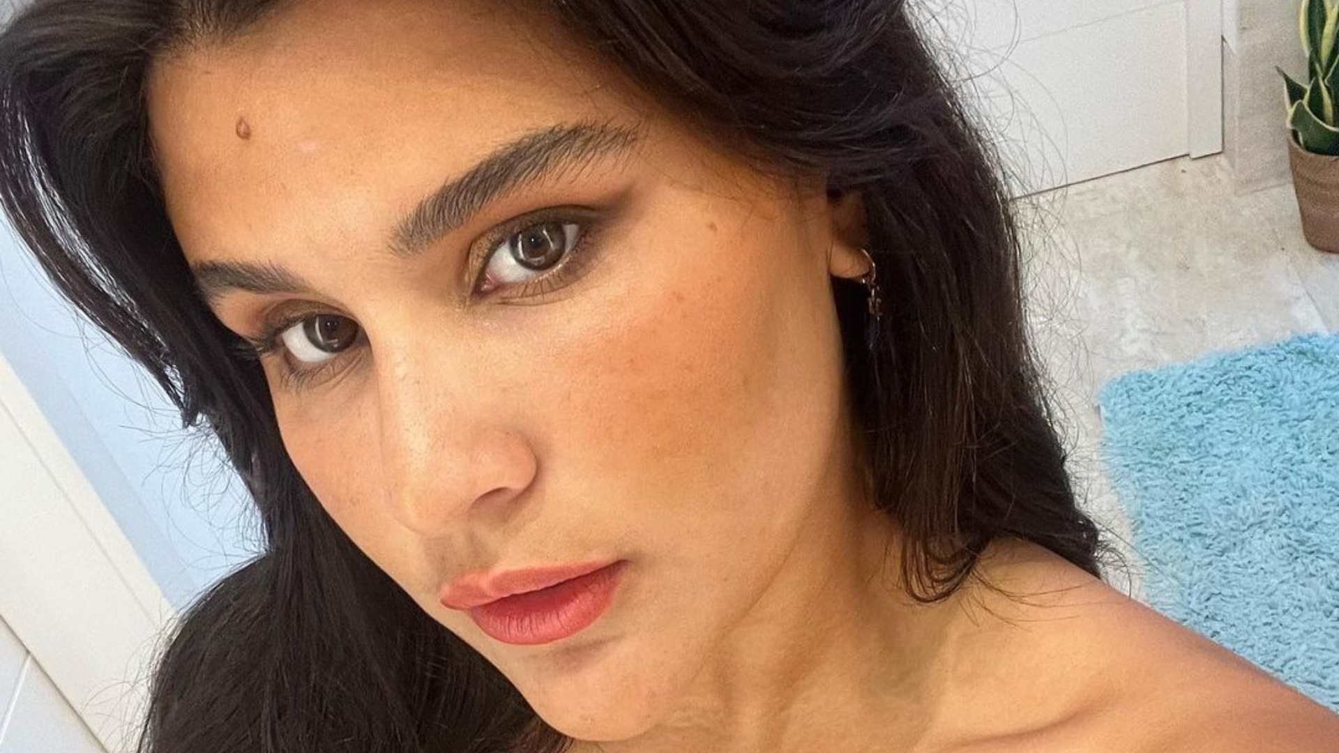 Filha de Flávia Alessandra dispensa sutiã, capricha no decote e quase mostra demais