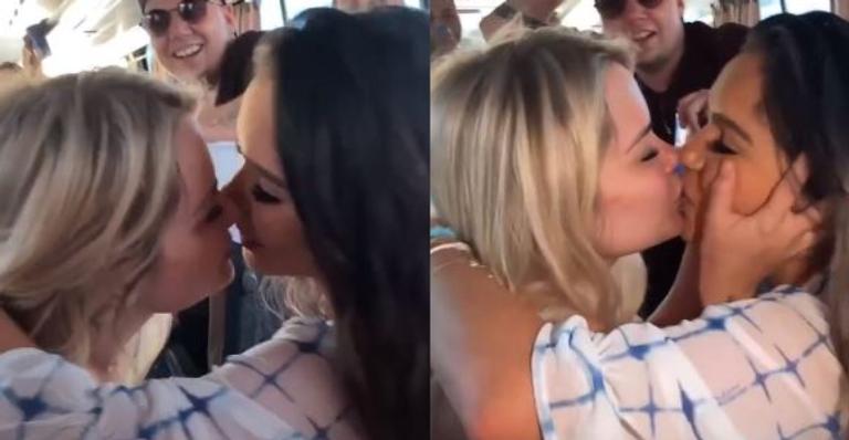 Gicela vive?! ! Ex-BBBs Gizelly Bicalho e Marcela Mc Gowan são flagradas dando selinho durante viagem