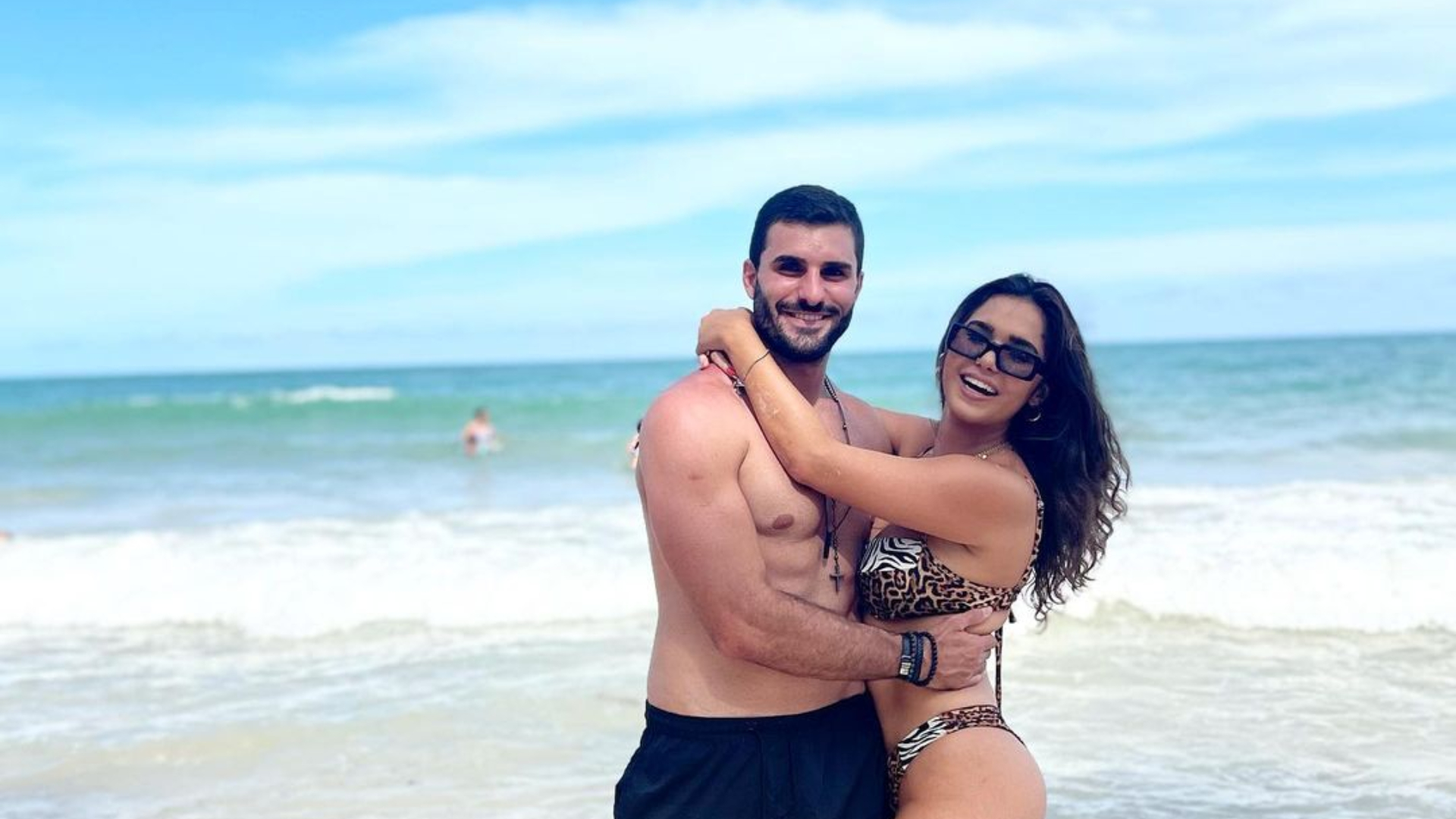 Gizelly Bicalho mostra momentos íntimos com o namorado, conta curiosidade e se declara: “Amo nós dois”
