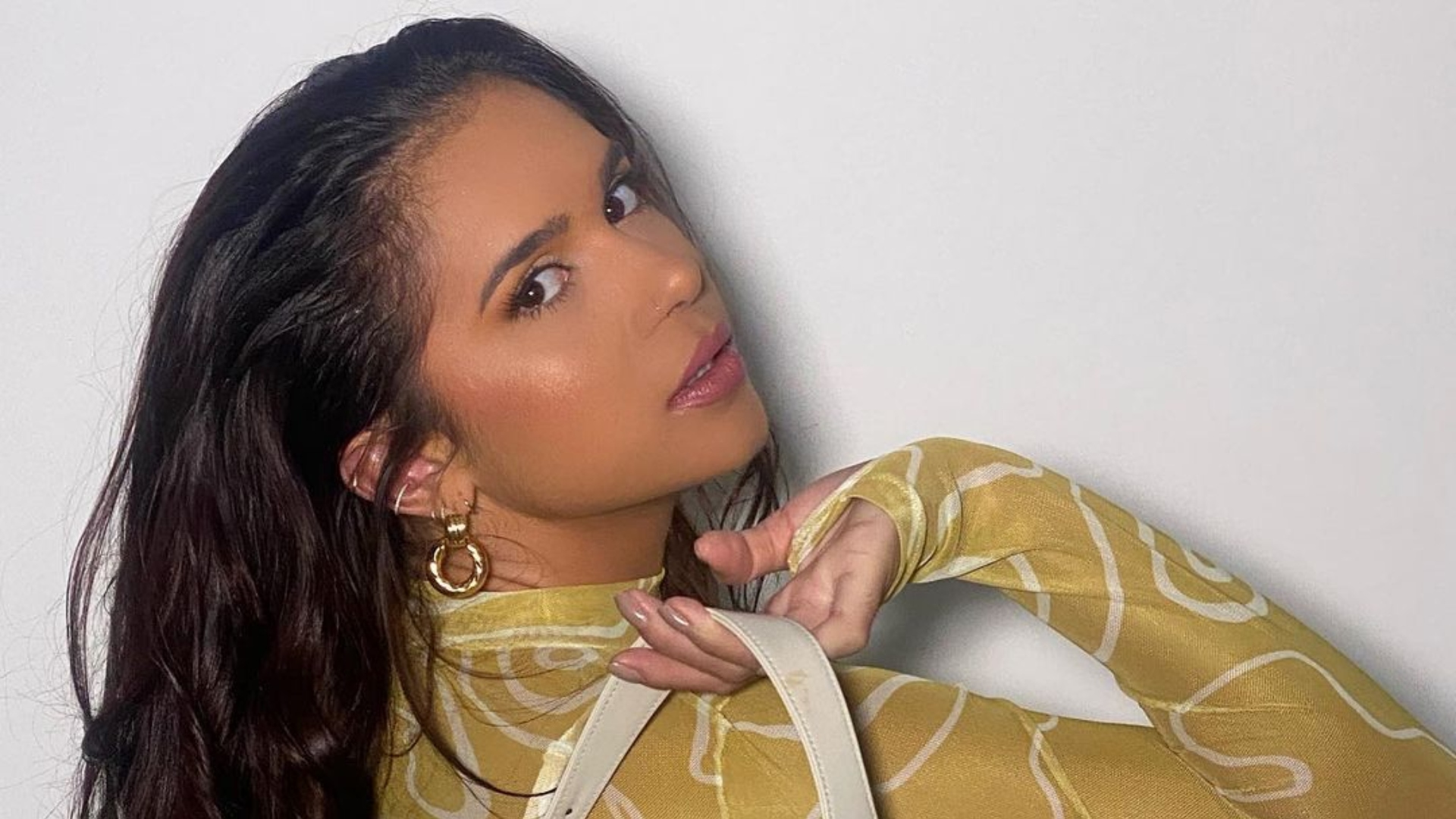 Gizelly Bicalho exibe curvas exuberantes de calcinha
