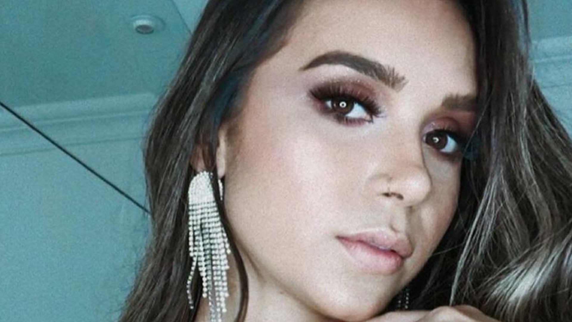 Ex-BBB Gizelly Bicalho dá show de estilo e aposta em modelito all black