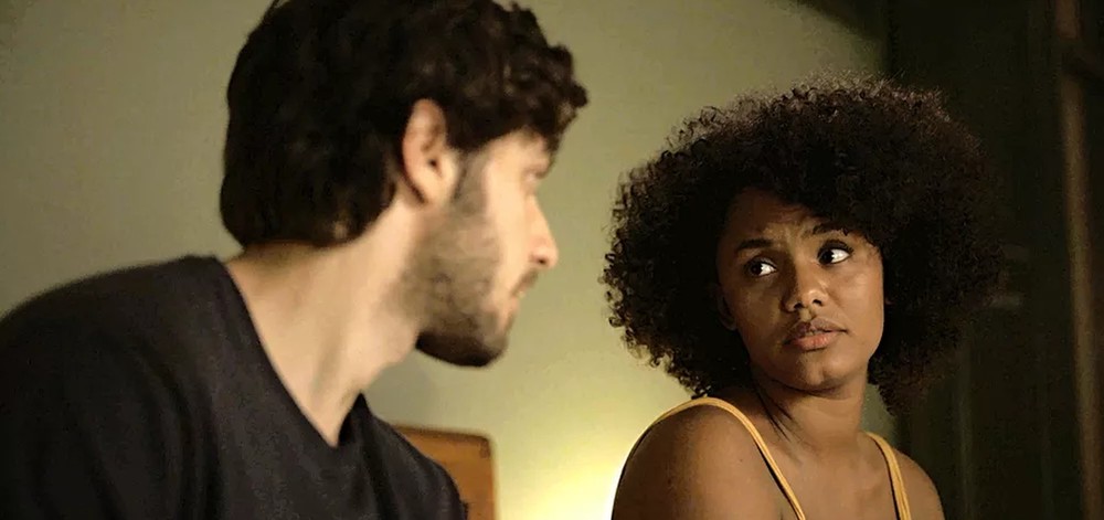 Amor de Mãe: Danilo sai para noitada, Camila se revolta e casamento dos dois entra em crise