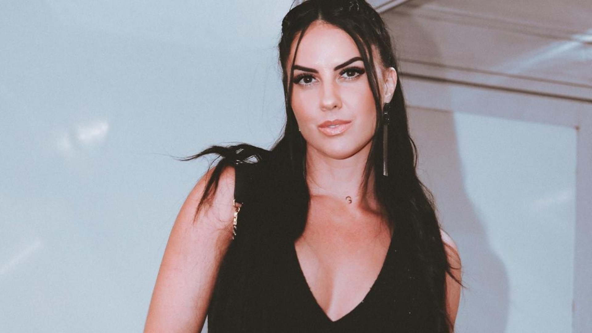 Graciele Lacerda aposta em vestido curtinho para jantar com Zezé Di Camargo