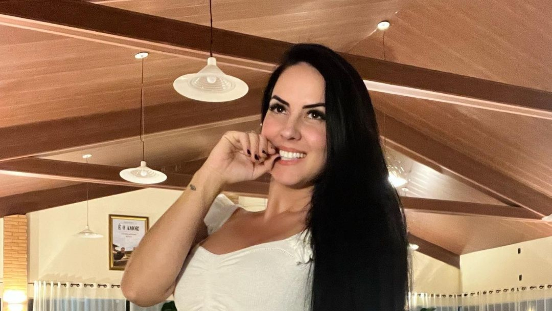 Graciele Lacerda exibe curvas exuberantes com biquíni minúsculo