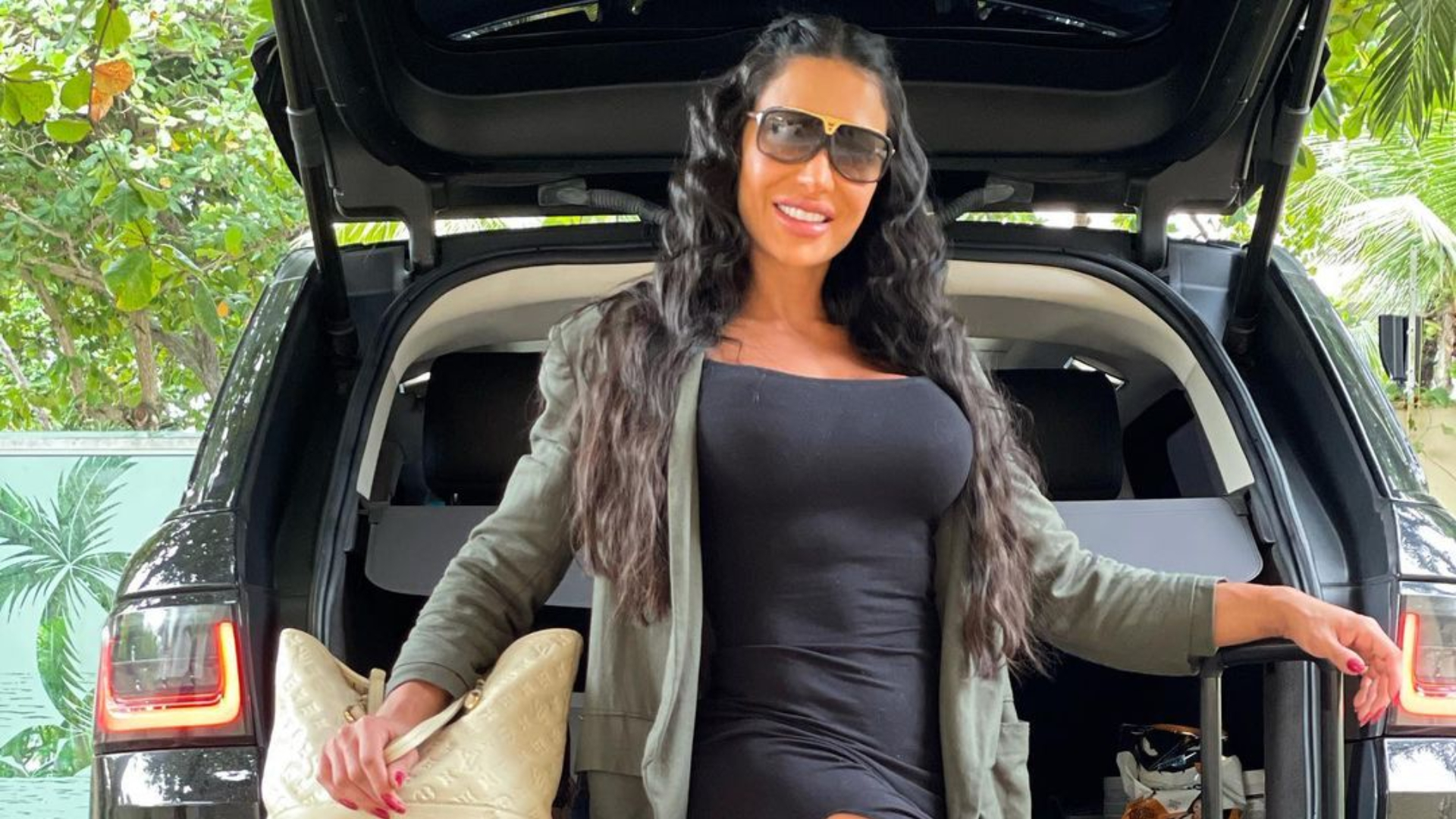De costas, Gracyanne Barbosa faz movimento ousado de ponta-cabeça  no pole dance