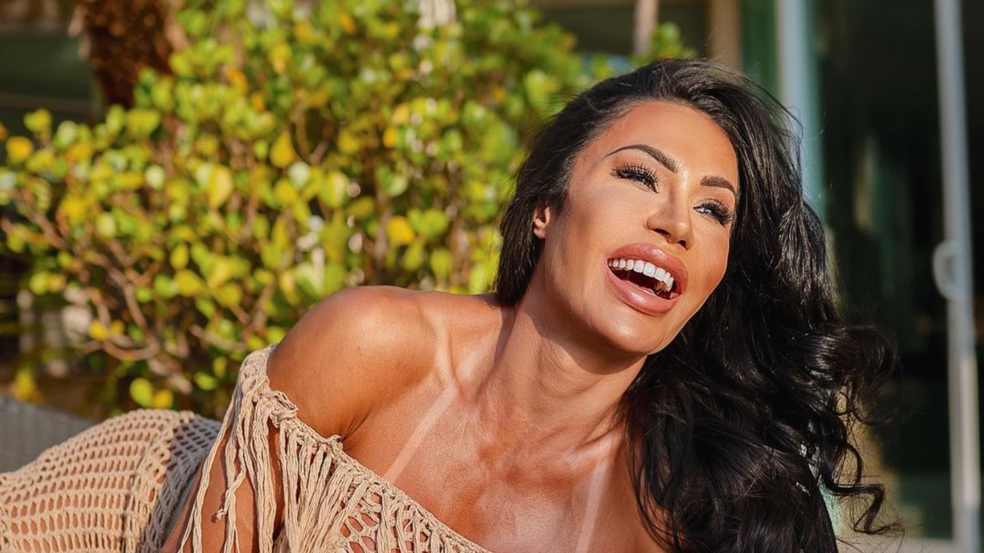 Com body cavadíssimo, Gracyanne Barbosa dá show de elasticidade ao praticar pole dance