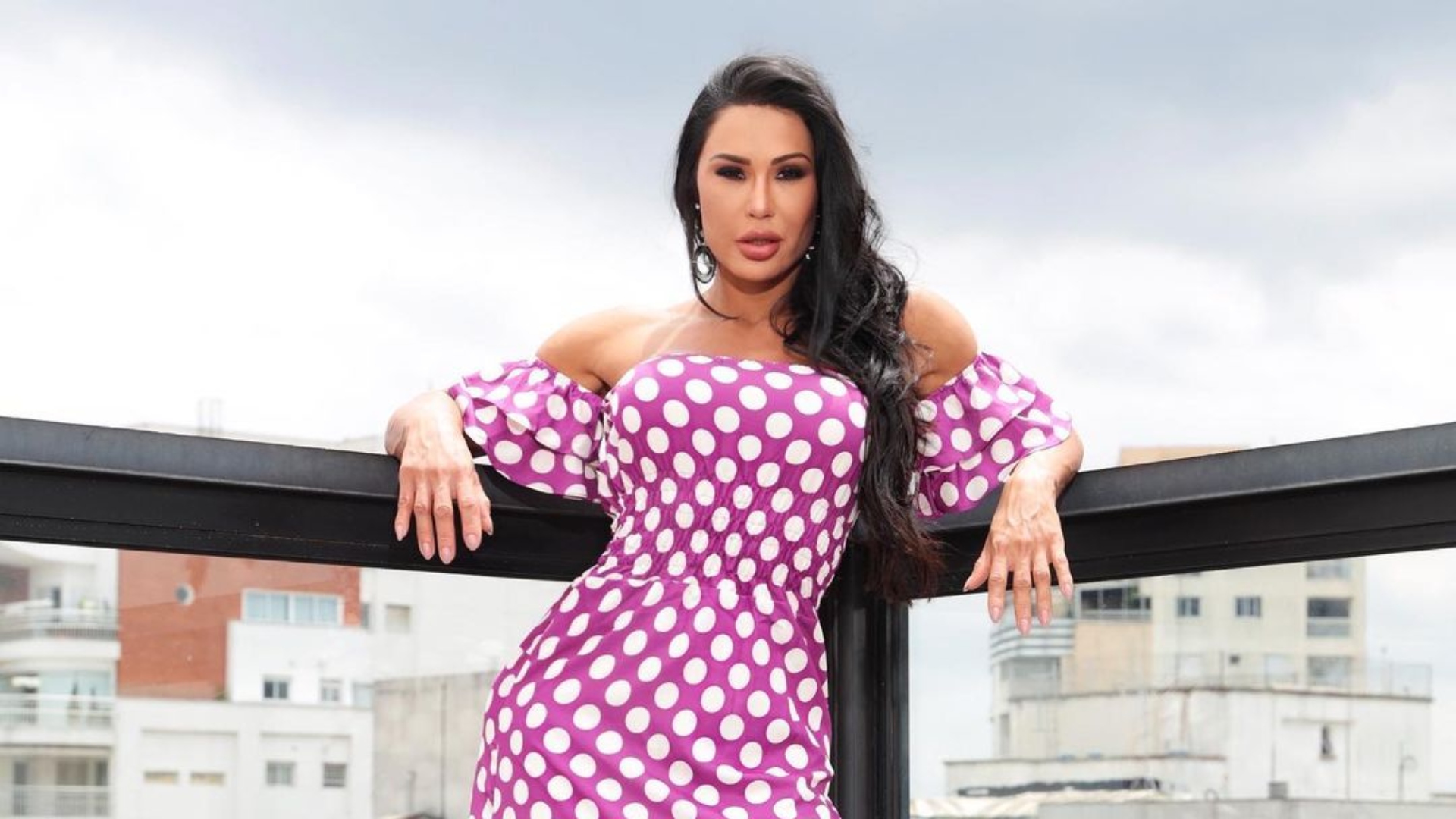 Gracyanne Barbosa confunde internautas em coreografia de Pole Dance: “Pensei que estava sem roupa”