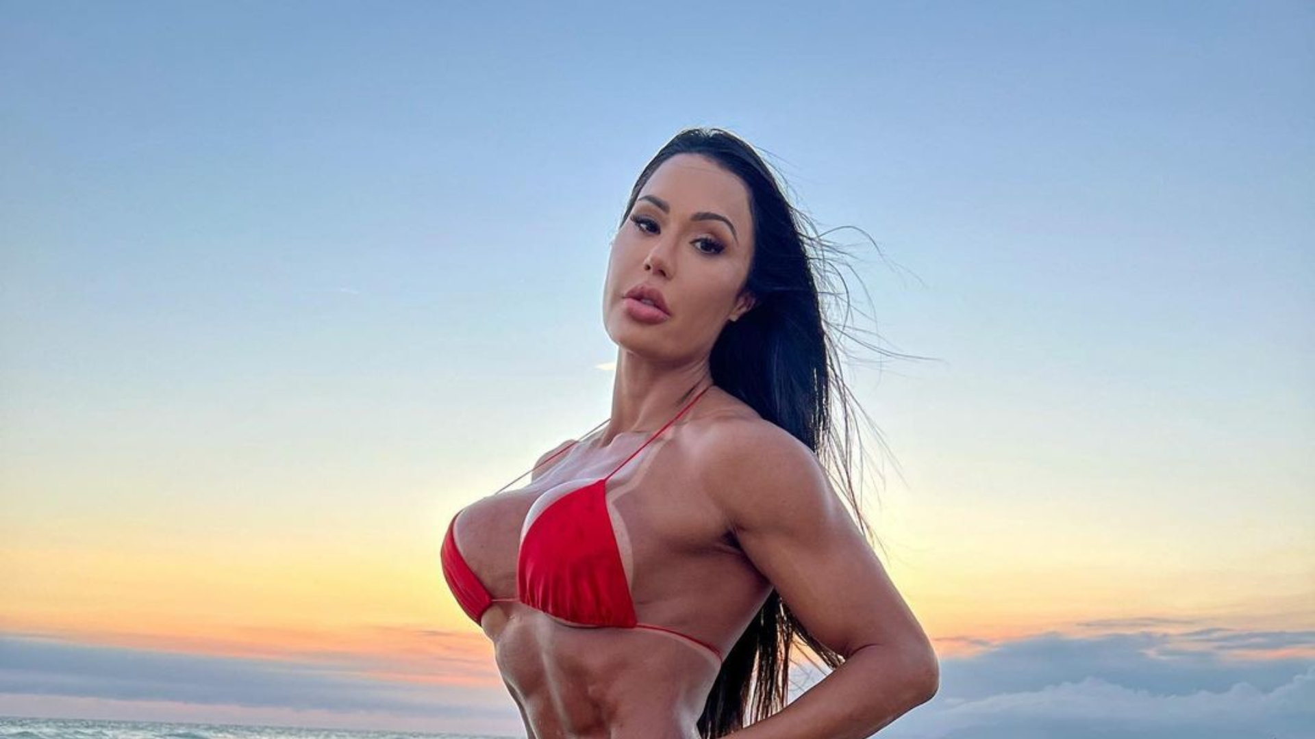 Em quatro apoios, Gracyanne Barbosa exibe bumbum empinado com calcinha fio-dental