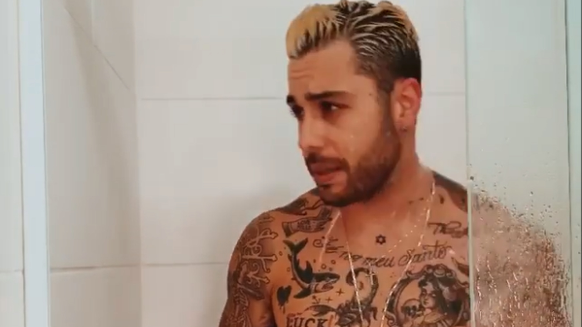 Gui Araújo publica vídeo sensualizando no banho e presta homenagem a Anitta