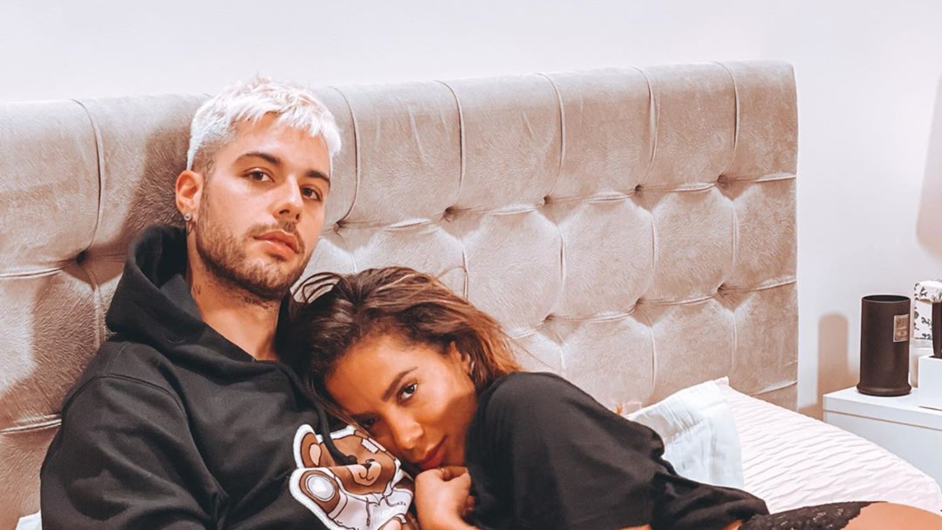 Deitada na cama, Anitta capricha no rebolado e Gui Araújo dá close no bumbum da namorada
