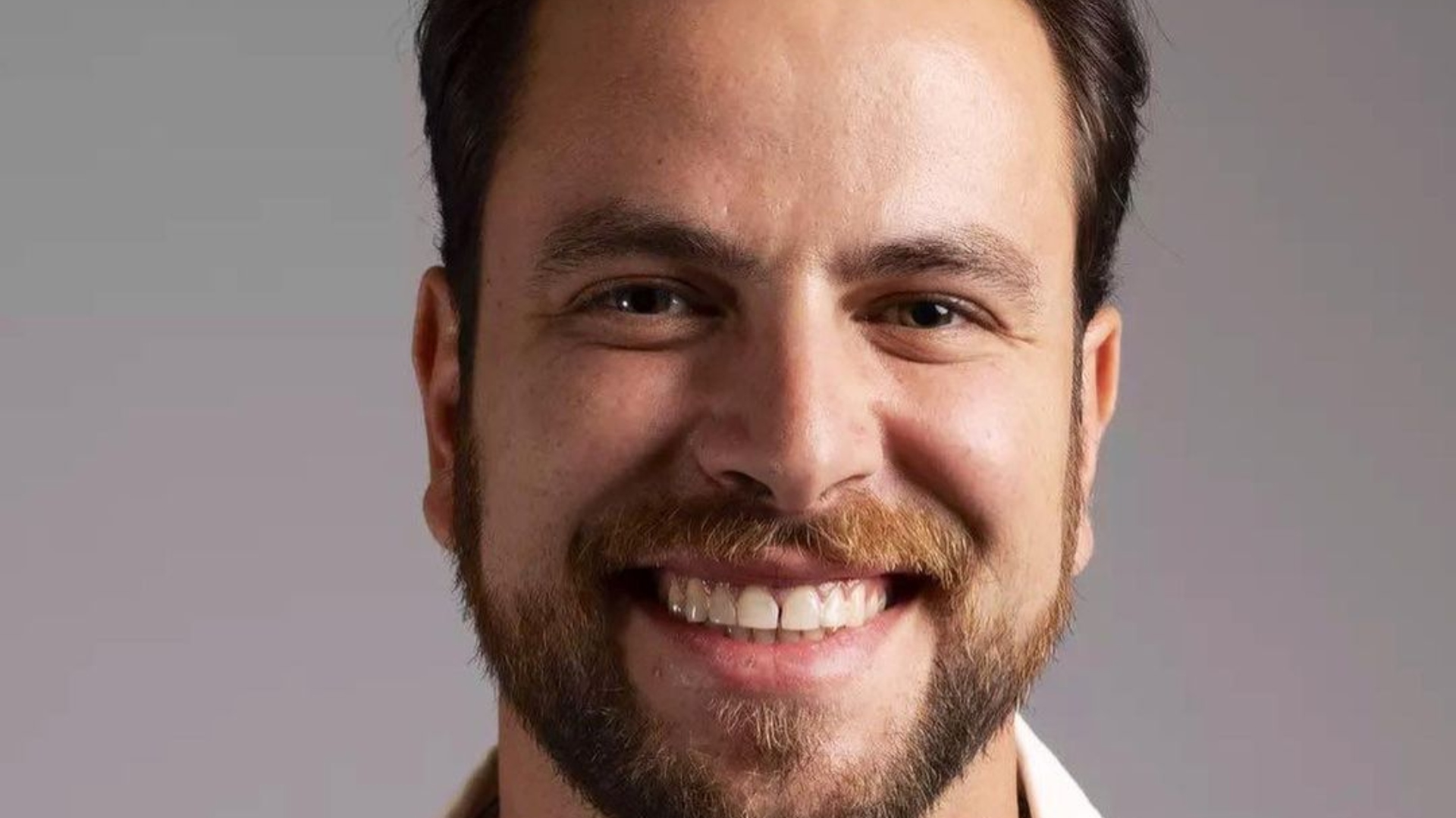 Ex-BBB22 Gustavo Marsengo alfineta brothers que colocaram lentes de contato nos dentes