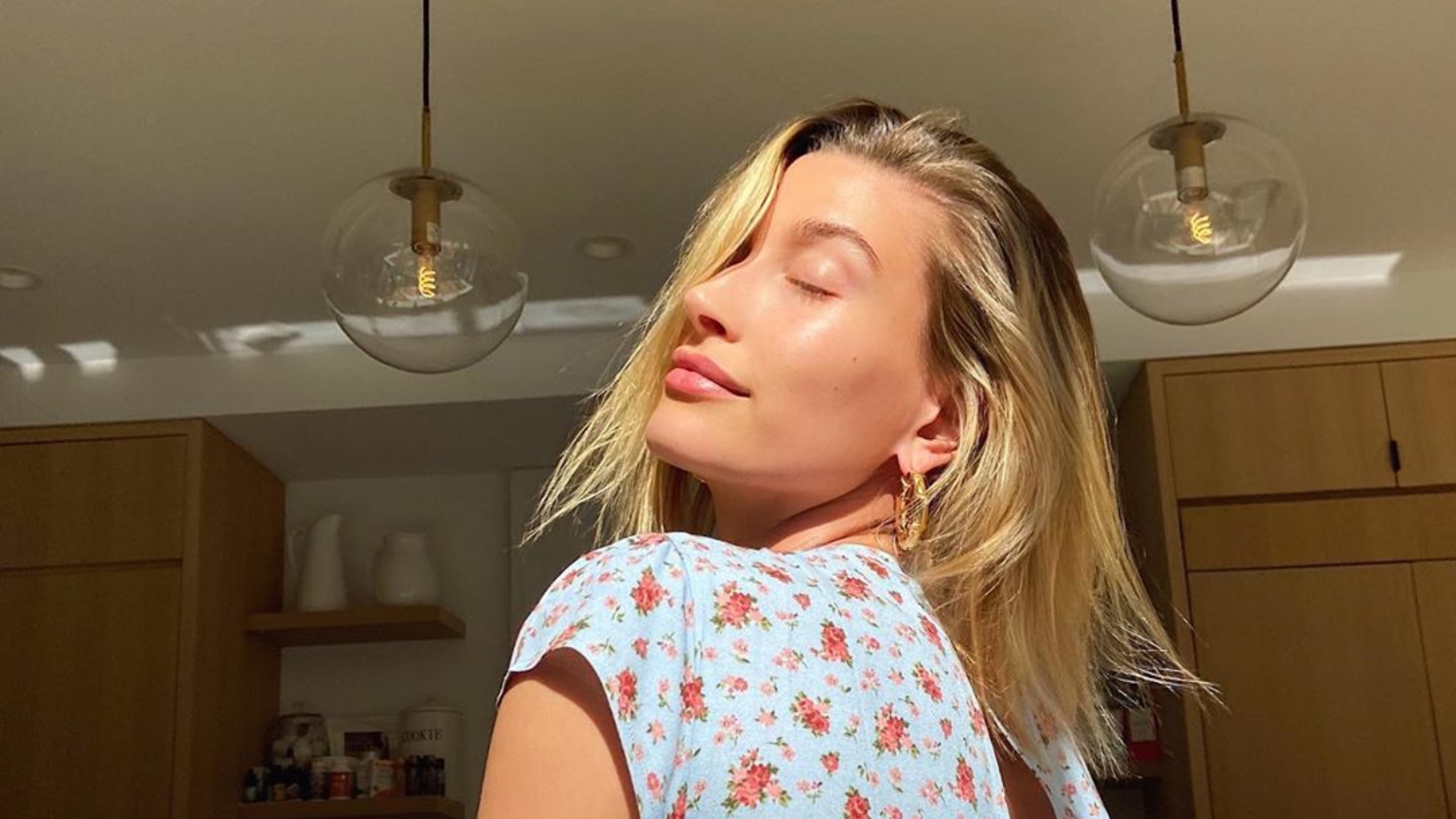 Saiba o que é a ‘limpeza dupla’, truque de skincare que Hailey Bieber adotou durante a quarentena