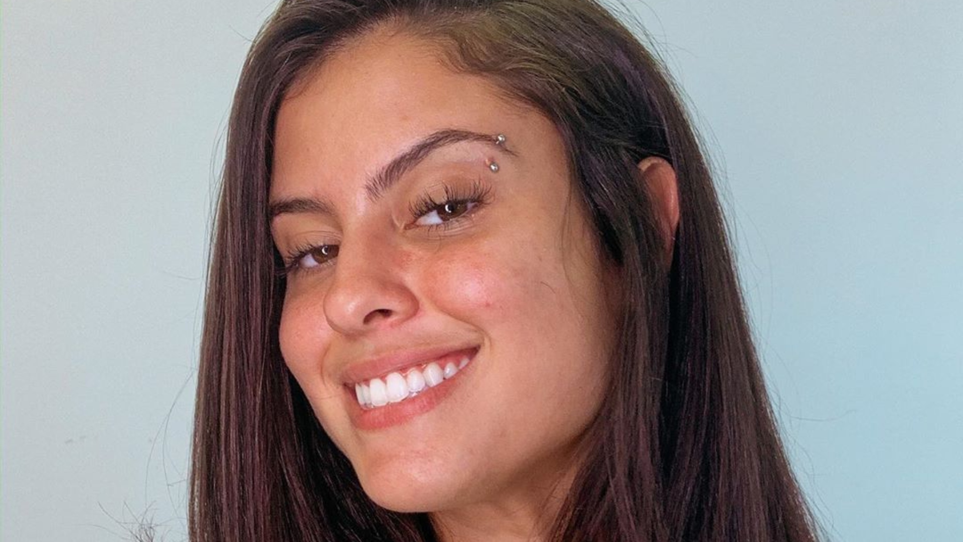 Após consumo de água contaminada, Ex-BBB Hana Khalil é internada no Rio de Janeiro
