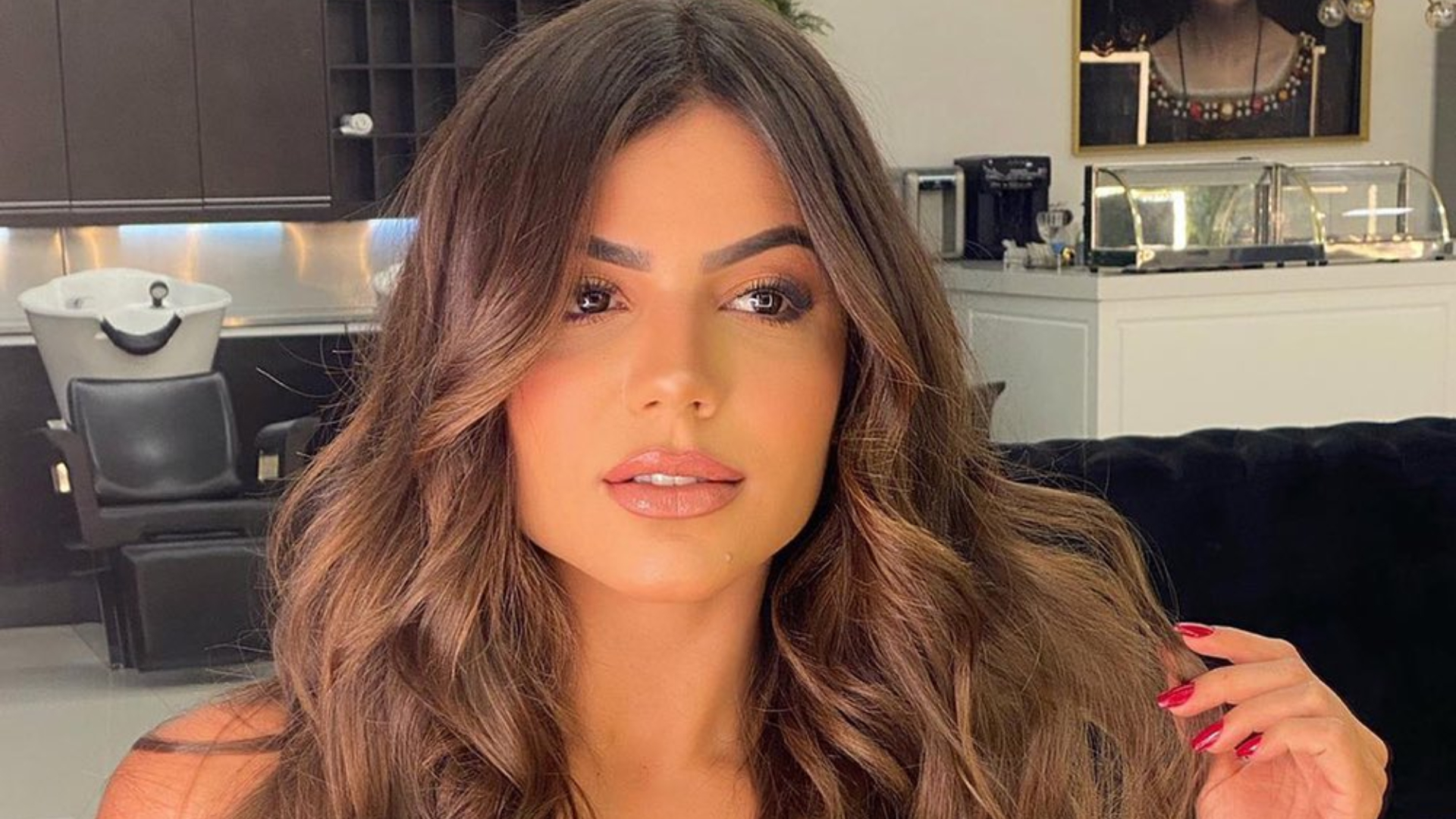Com calça justinha, Hariany Almeida aposta em modelito ‘all black’ e arranca suspiros de internautas