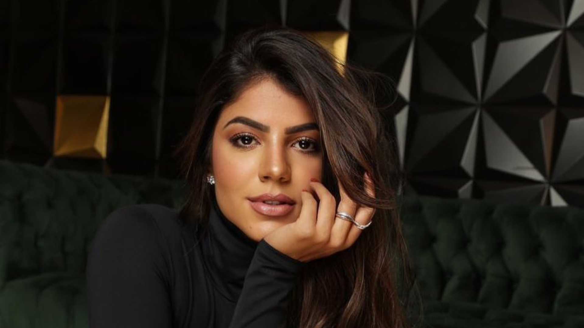 Hariany Almeida rebola e sensualiza com vestido preto curtinho