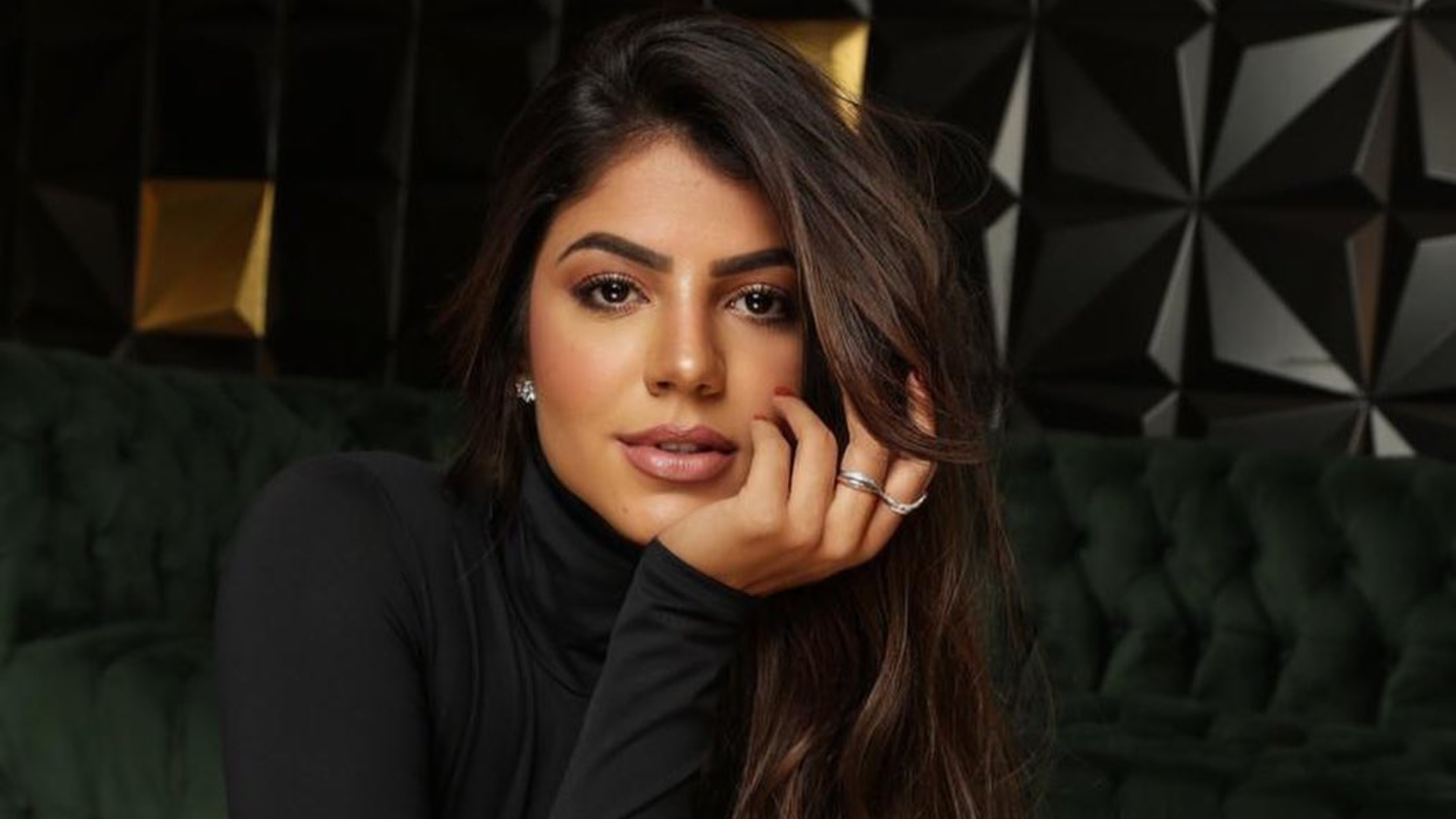 Hariany Almeida posa de biquíni e brinca: “Prometo que agora é a última”