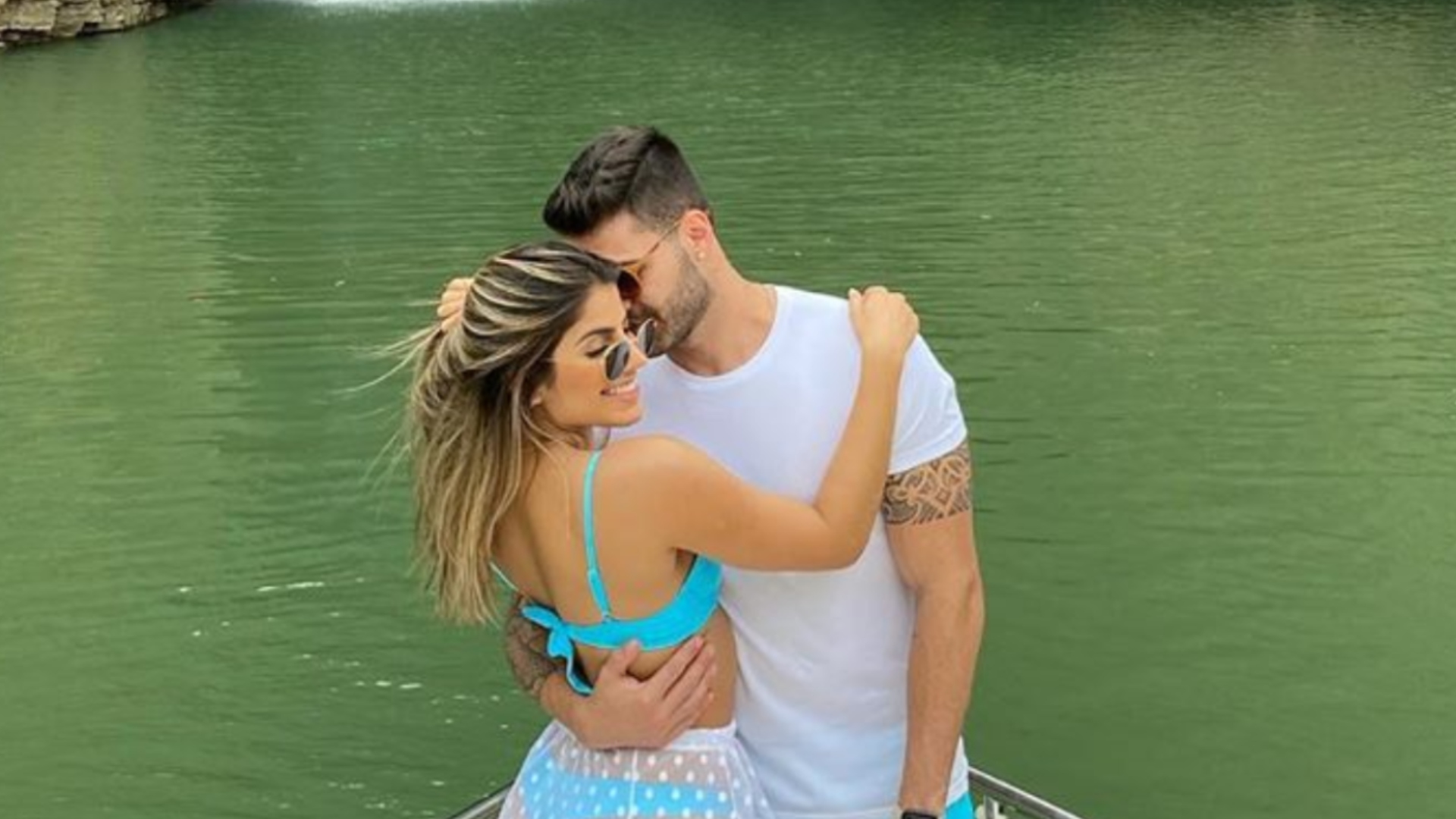 Beijo molhado! Hariany Almeida troca carinho com o namorado na piscina