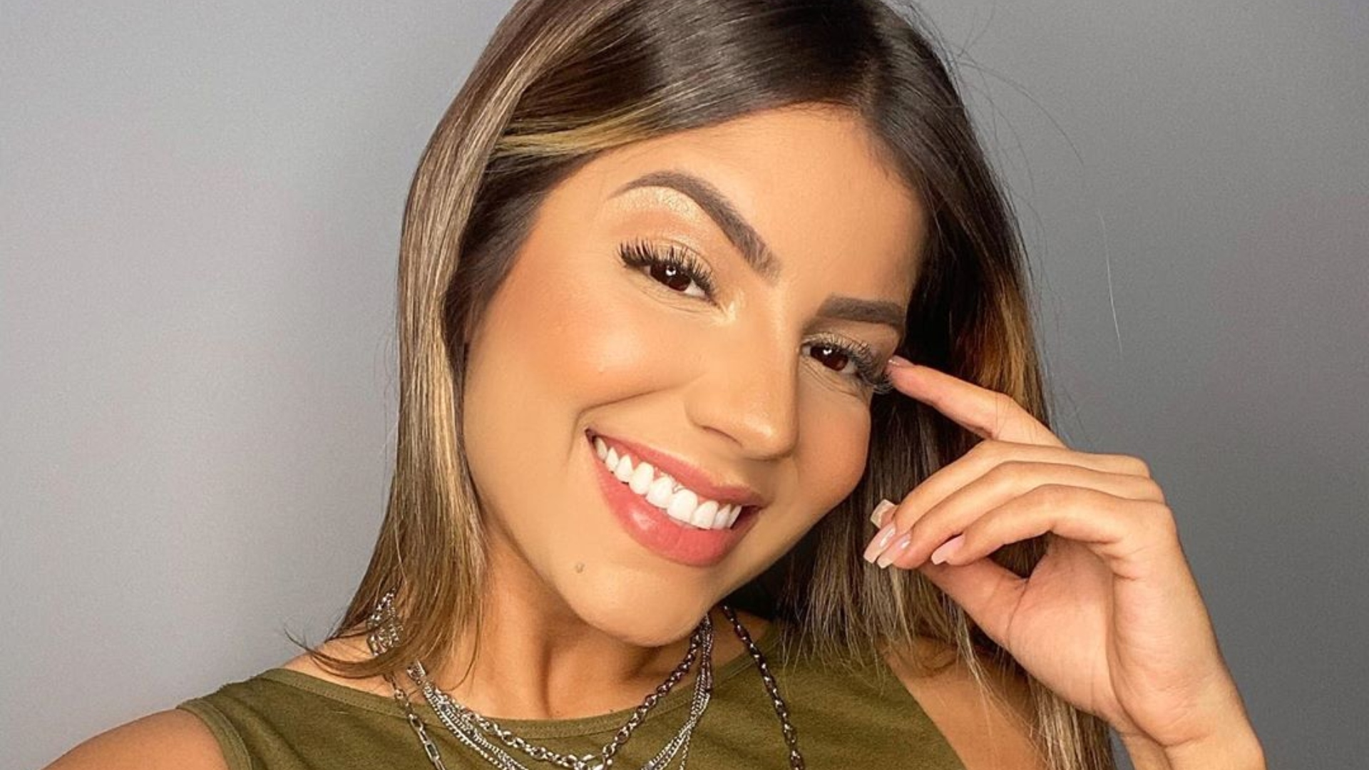 Um show de auto-astral! Deitada na cama, Hariany Almeida sensualiza e deseja boas energias