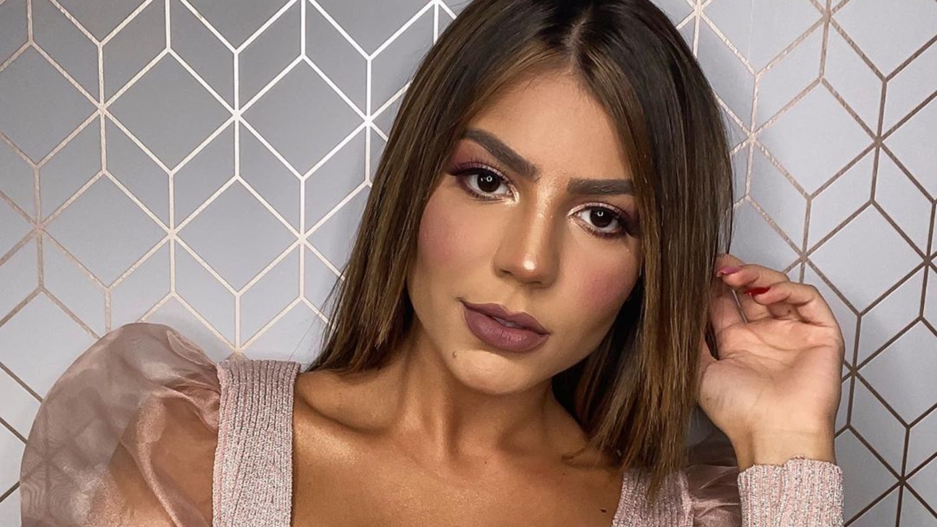 Um show de estilo! Com look ‘all black’, Hariany Almeida arranca suspiros na web