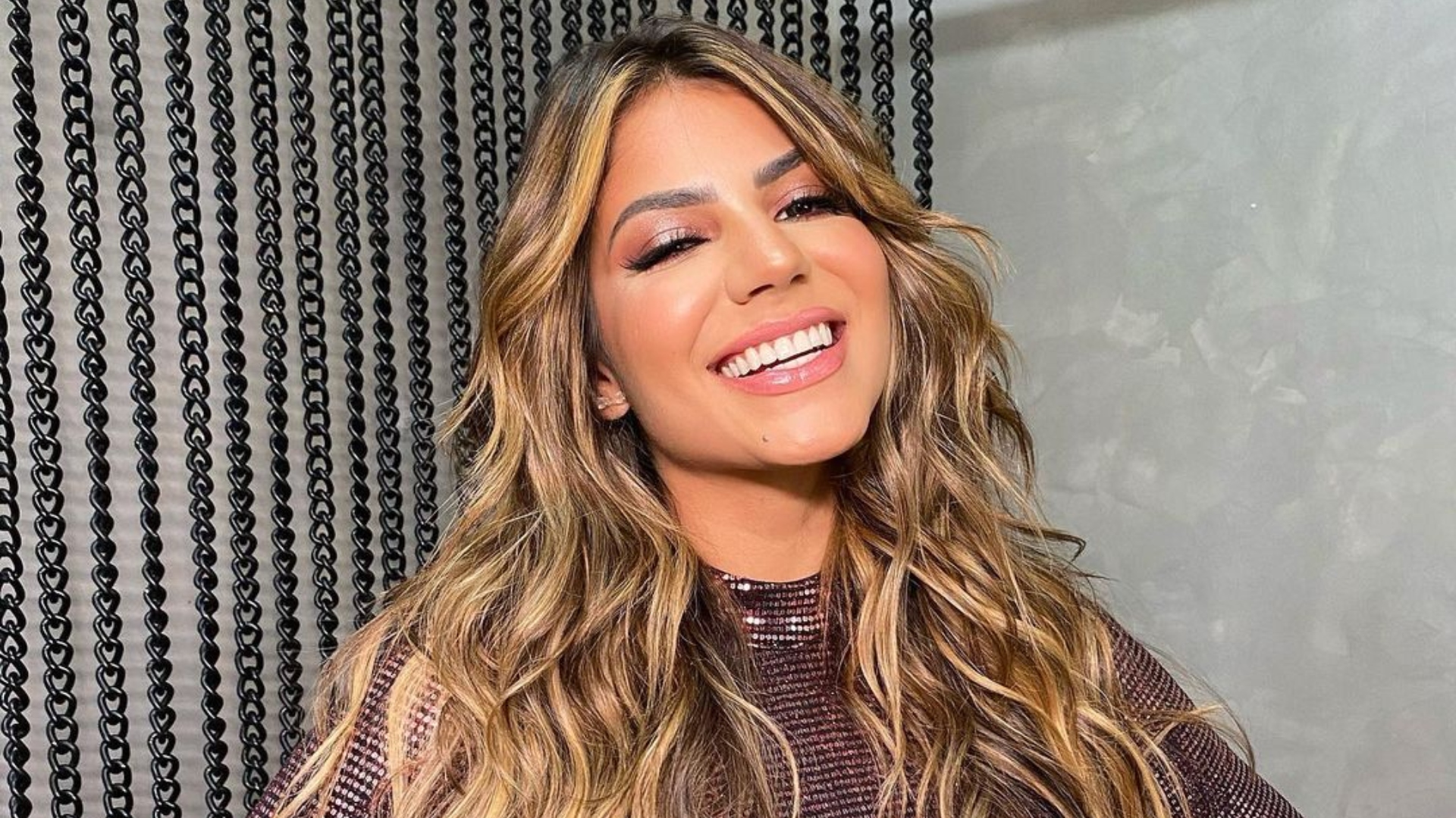 É a queridinha! Hariany Almeida aposta em biquíni com estampa Tie-Dye e faz sucesso