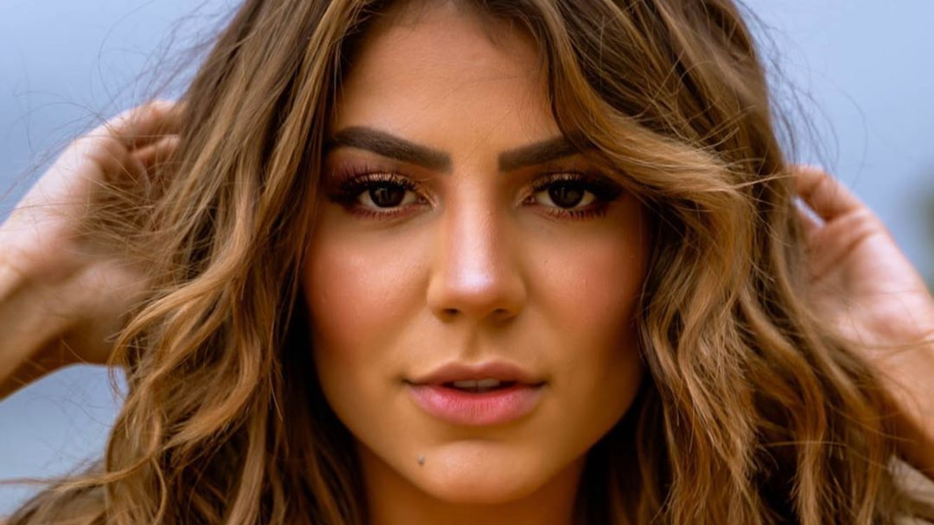UAU! Hariany Almeida exibe sua beleza em um biquíni neon e internautas ficam babando