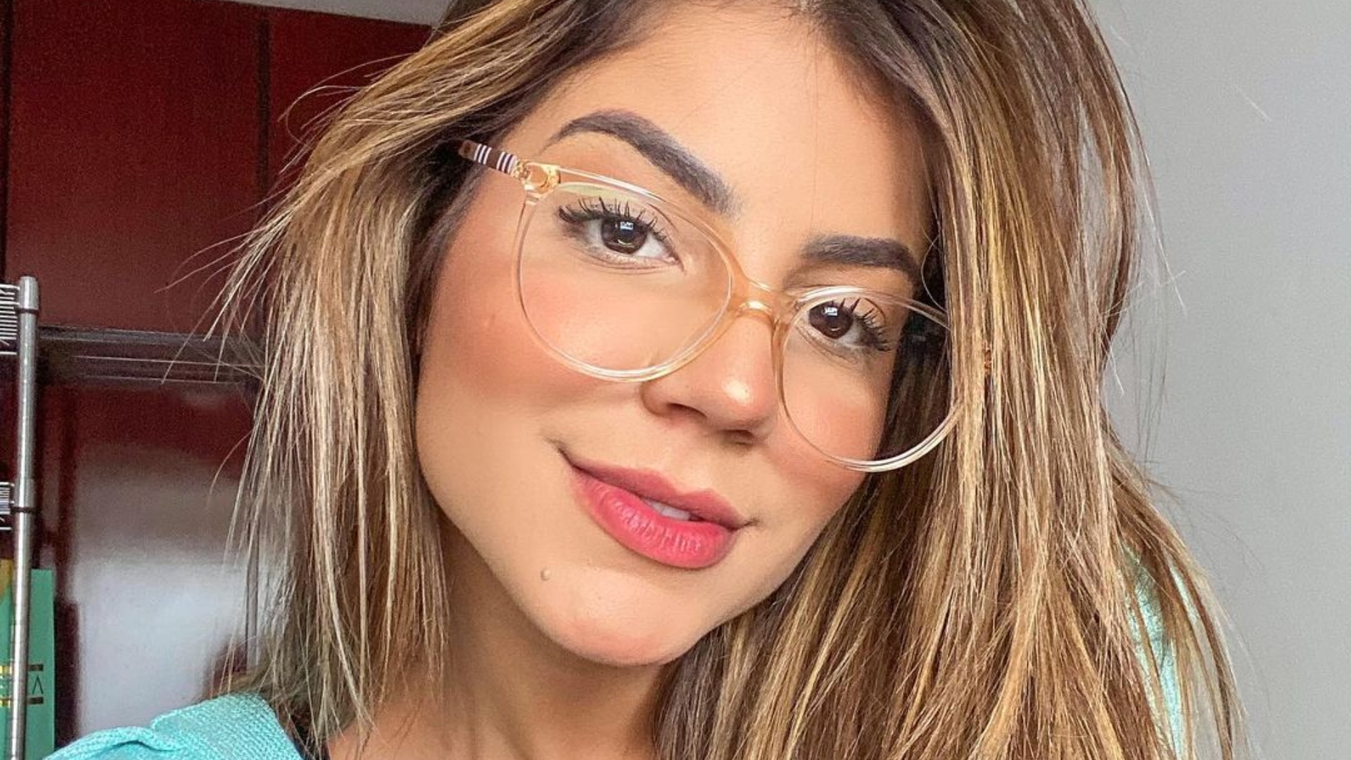 Hariany Almeida usa biquíni com estampa animal e ganha elogios na web