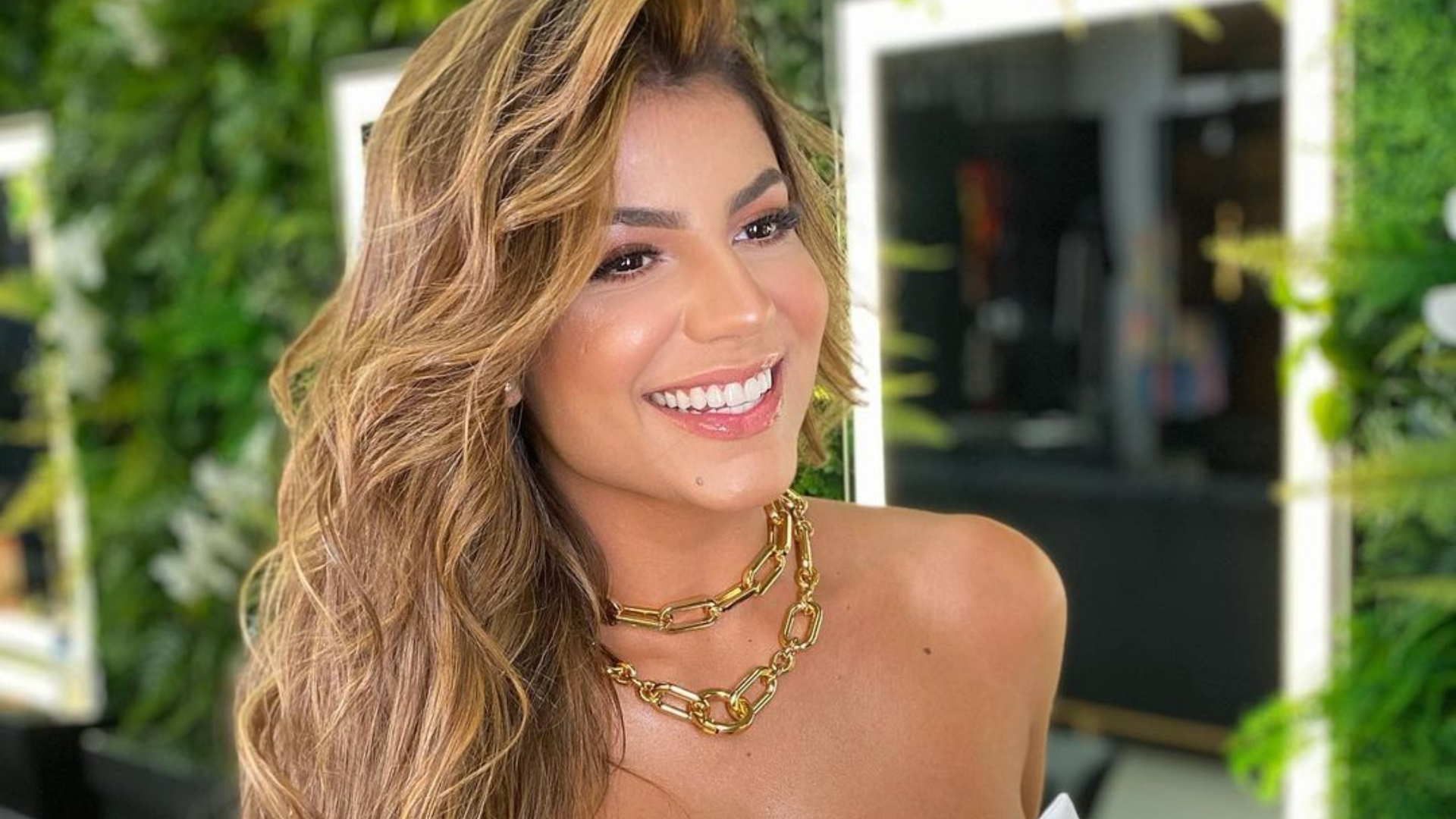 Com lingerie de renda branca, Hariany Almeida posa deitada na cama e leva web ao delírio